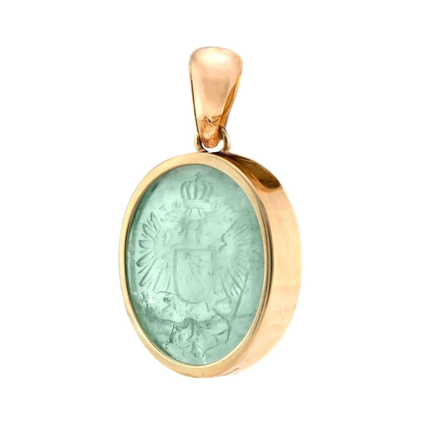 Ein fabelhafter Smaragd-Anhänger aus der viktorianischen Ära (ca. 1880er Jahre)! Dieses Schmuckstück aus leuchtendem 18-karätigem Gelbgold ist mit einer ovalen, geschnitzten Smaragdintarsie versehen. Der Stichtiefdruck zeigt ein Wappen, das einen