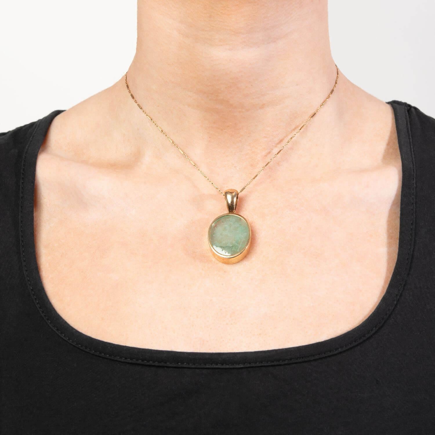 Viktorianischer 18k Smaragd-Intaglio-Anhänger im Angebot 2