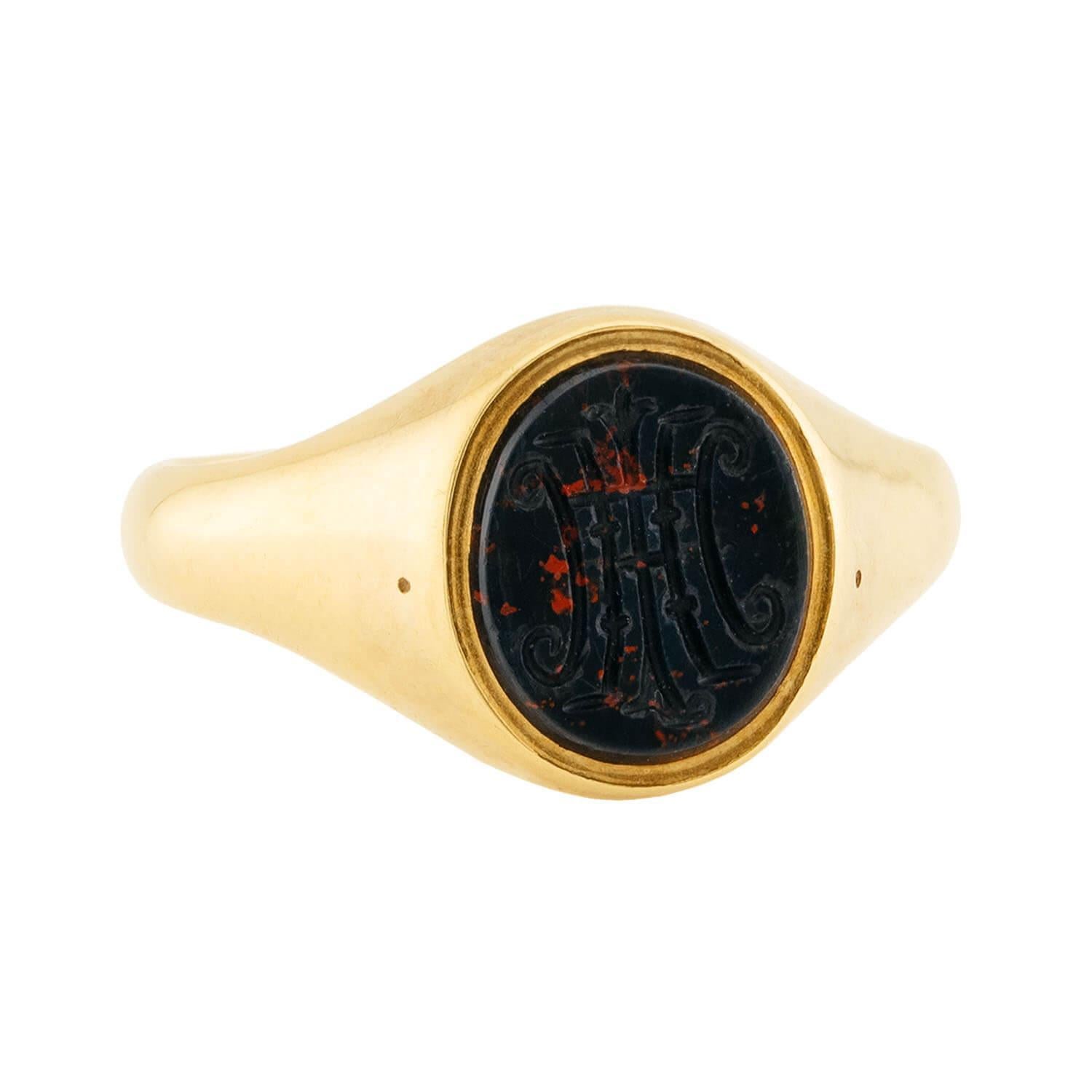 À l'opposé du camée, la taille-douce est créée en creusant sous la surface pour produire une image en relief, dans le but de la presser dans la cire de scellement. 

Une incroyable bague en intaille en pierre de sang de l'époque victorienne (vers