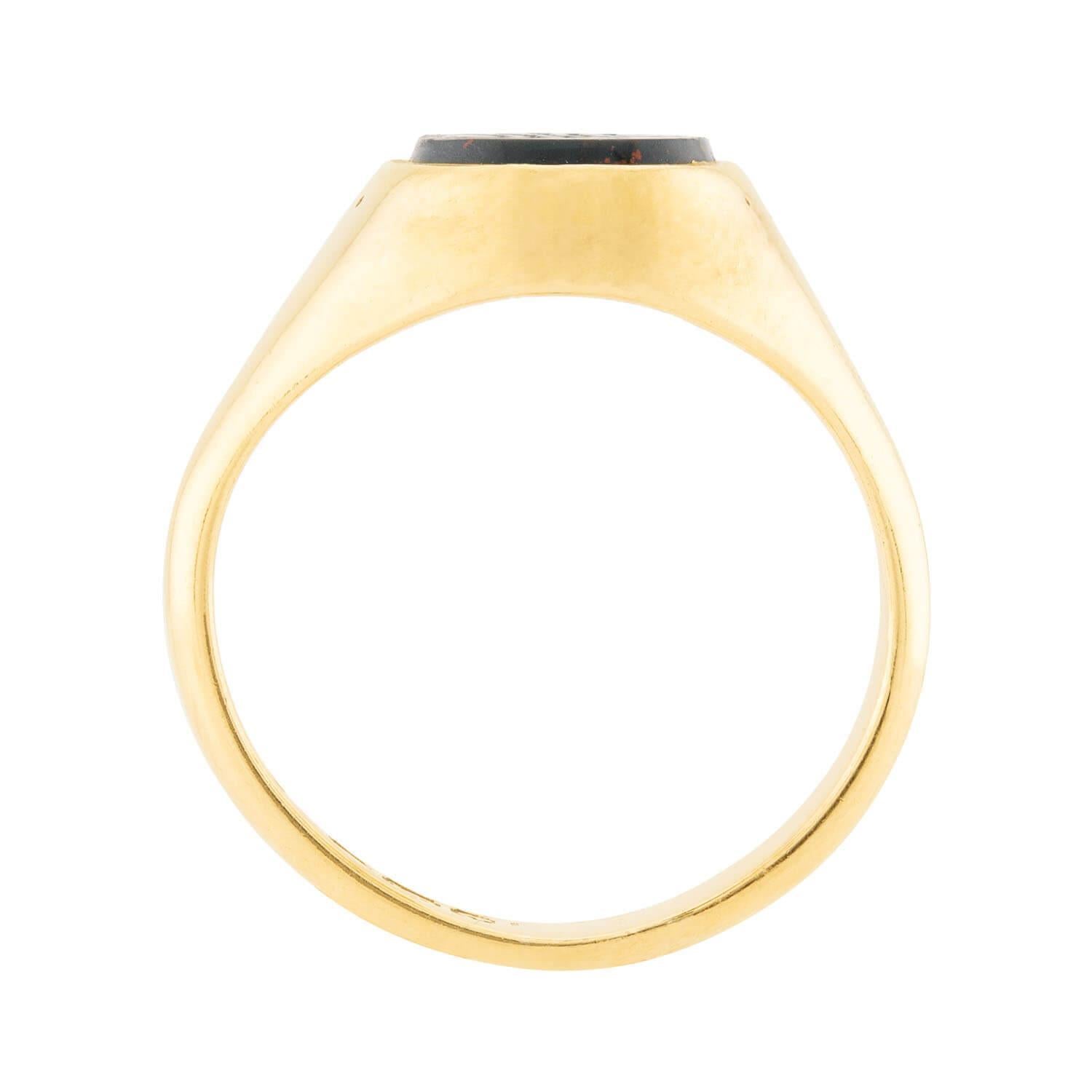 Bague sigillaire victorienne en pierre de sang anglaise 18 carats avec intaille Bon état - En vente à Narberth, PA