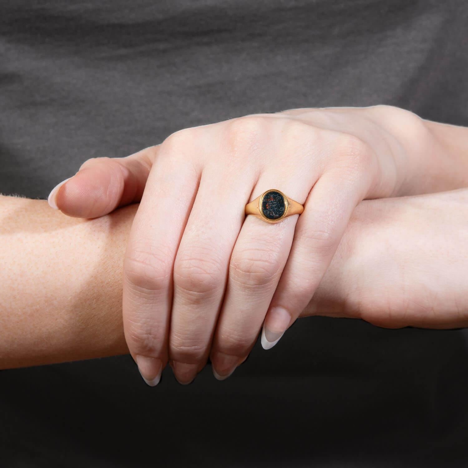 Bague sigillaire victorienne en pierre de sang anglaise 18 carats avec intaille en vente 2