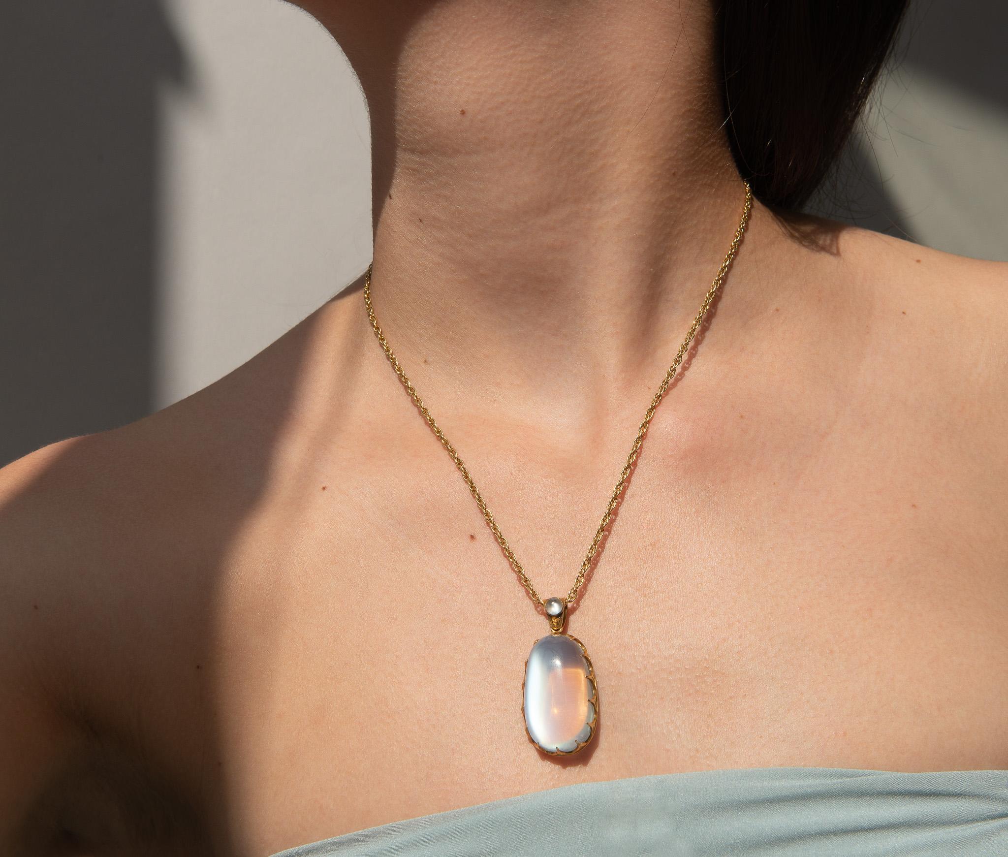 Victorian 18K Gold and Moonstone Pendant In Good Condition For Sale In Amsterdam, NL
