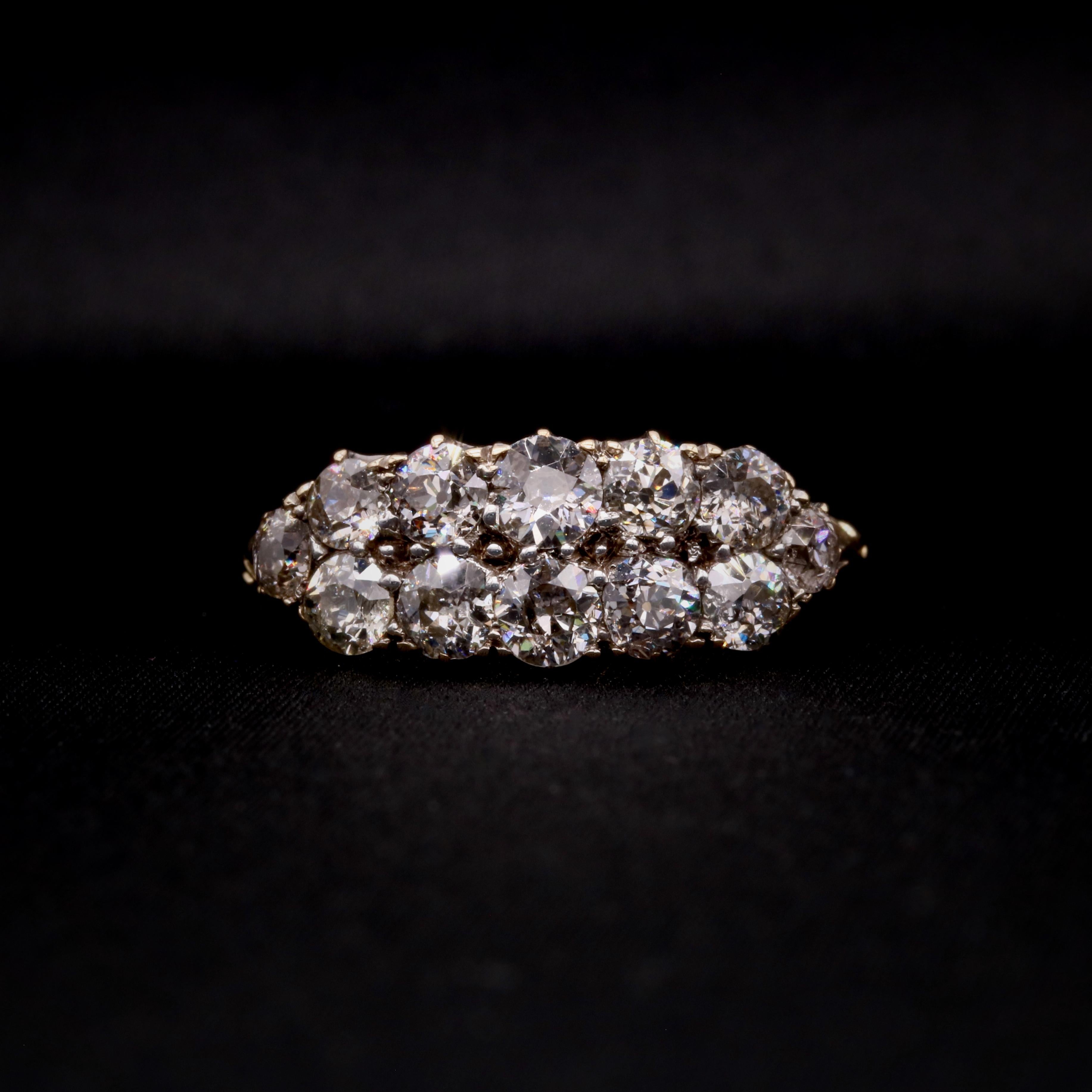 Bague ancienne en diamant, argent et or jaune, comprenant douze diamants de taille européenne ancienne, en argent et or jaune 18 carats. 

Ce que je préfère dans cette bague ancienne en or jaune 18K et argent à deux rangs de diamants, ce sont les