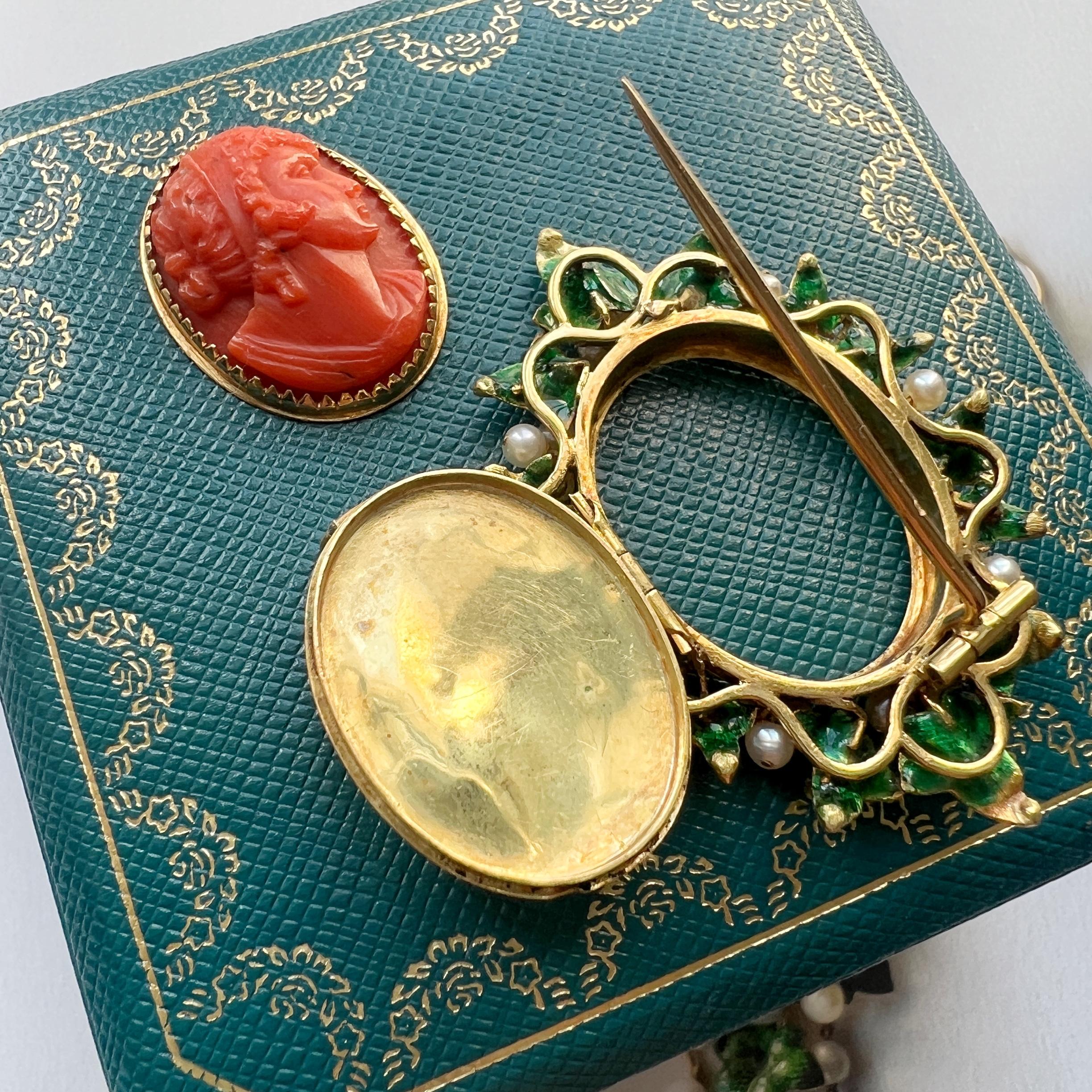 High Victorian Victorian 18K gold coral cameo brooch with ivy leaves and natural seed pearls For Sale
