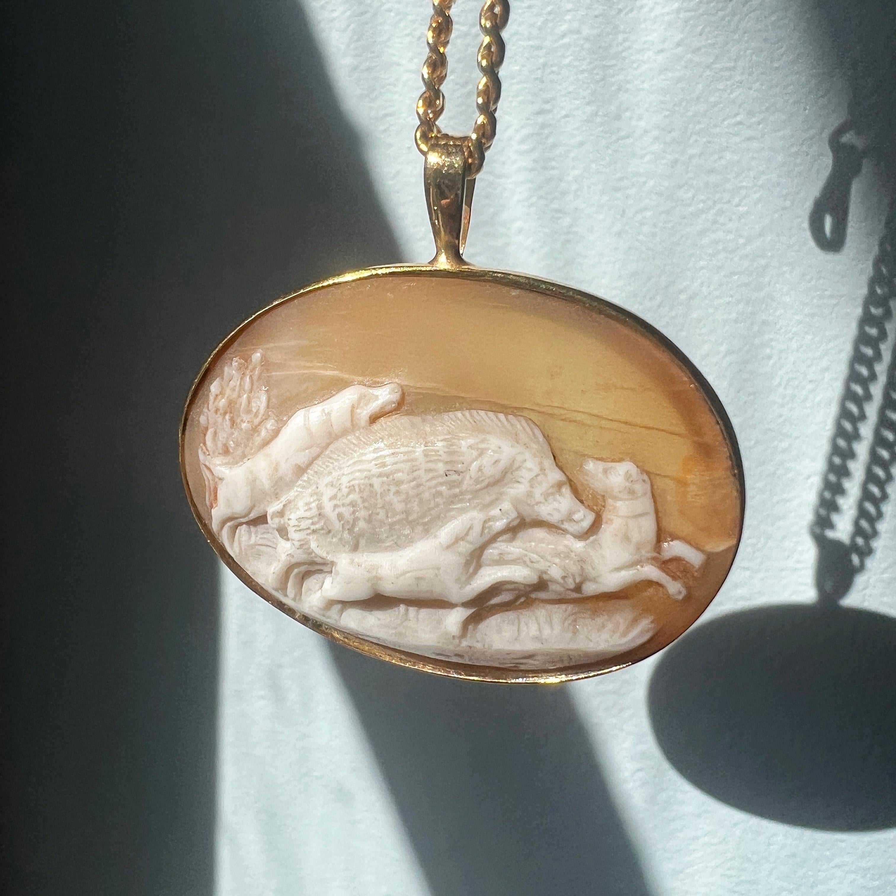 Victorian 18K gold dogs hunting scene cameo pendant In Good Condition In Versailles, FR