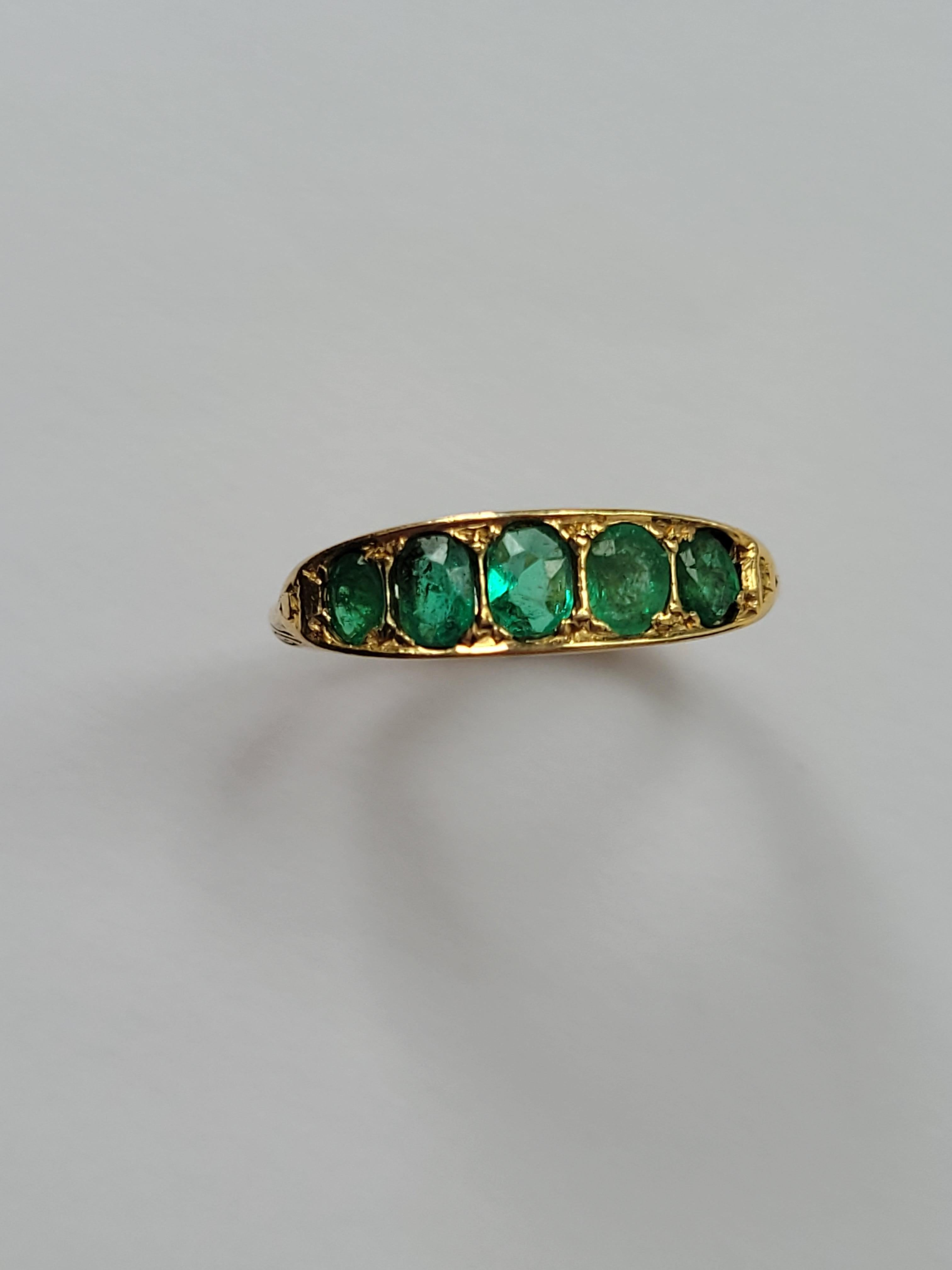 Viktorianischer 18K Gold fünf Smaragd Ring im Angebot 6