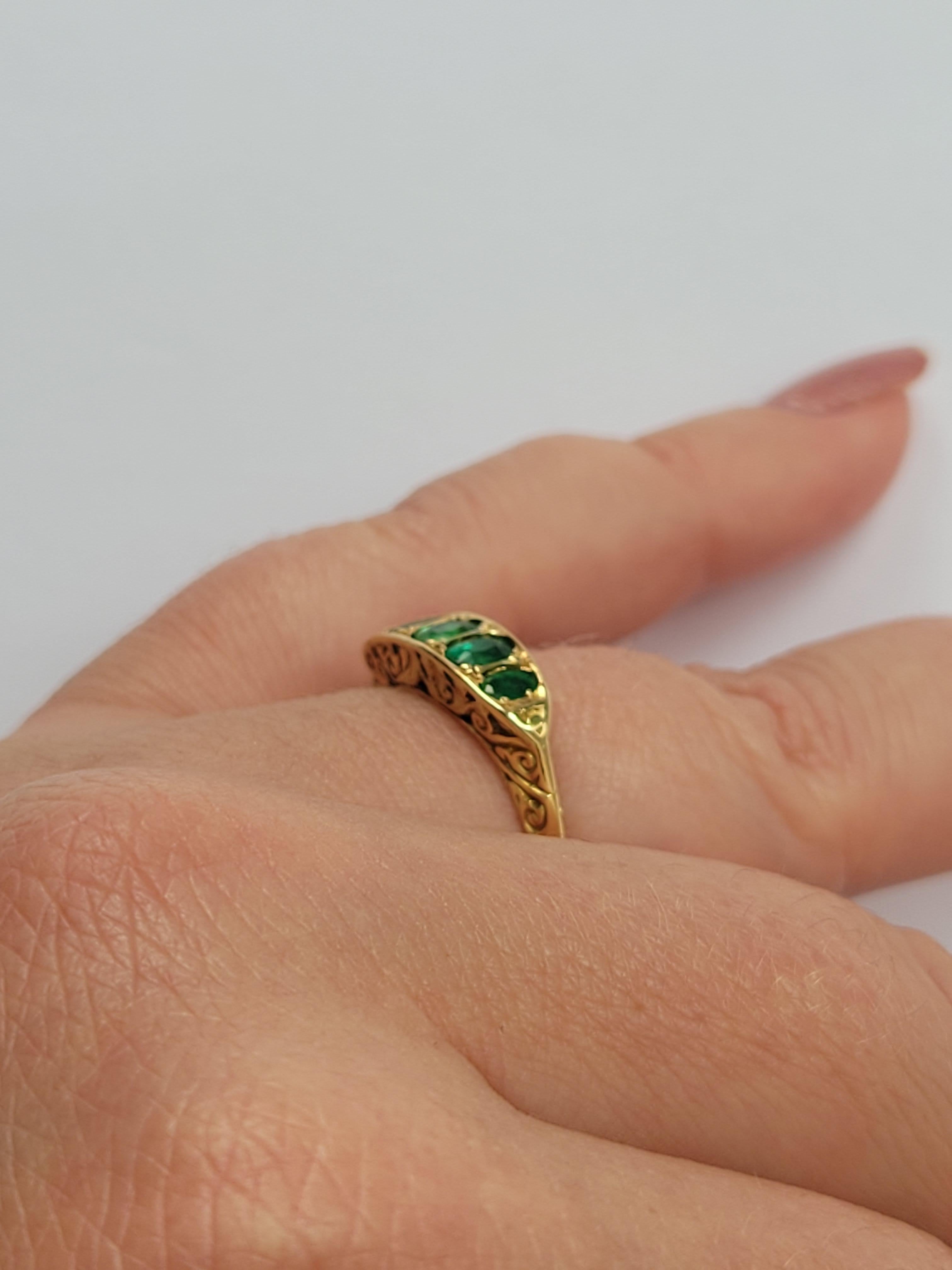 Viktorianischer 18K Gold fünf Smaragd Ring (Spätviktorianisch) im Angebot