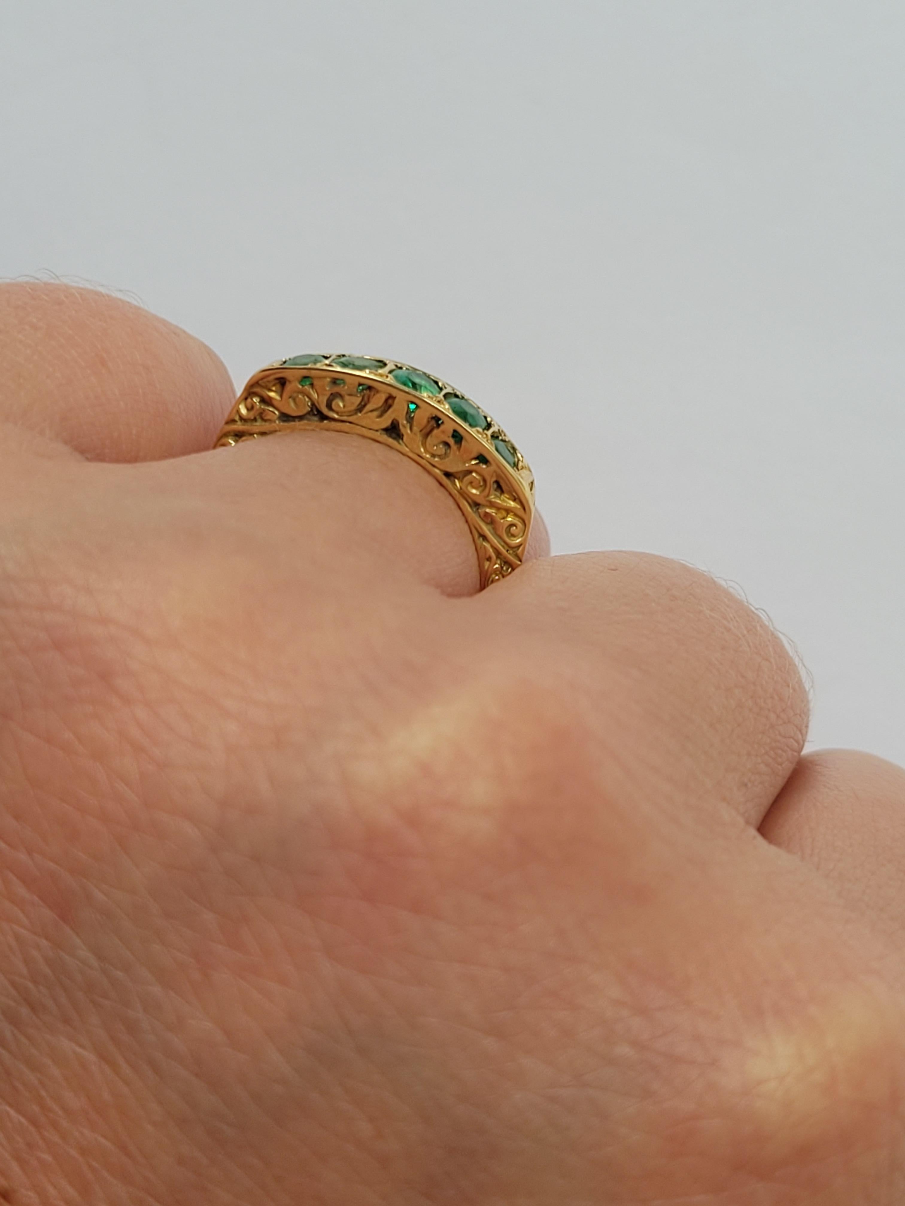Viktorianischer 18K Gold fünf Smaragd Ring (Ovalschliff) im Angebot