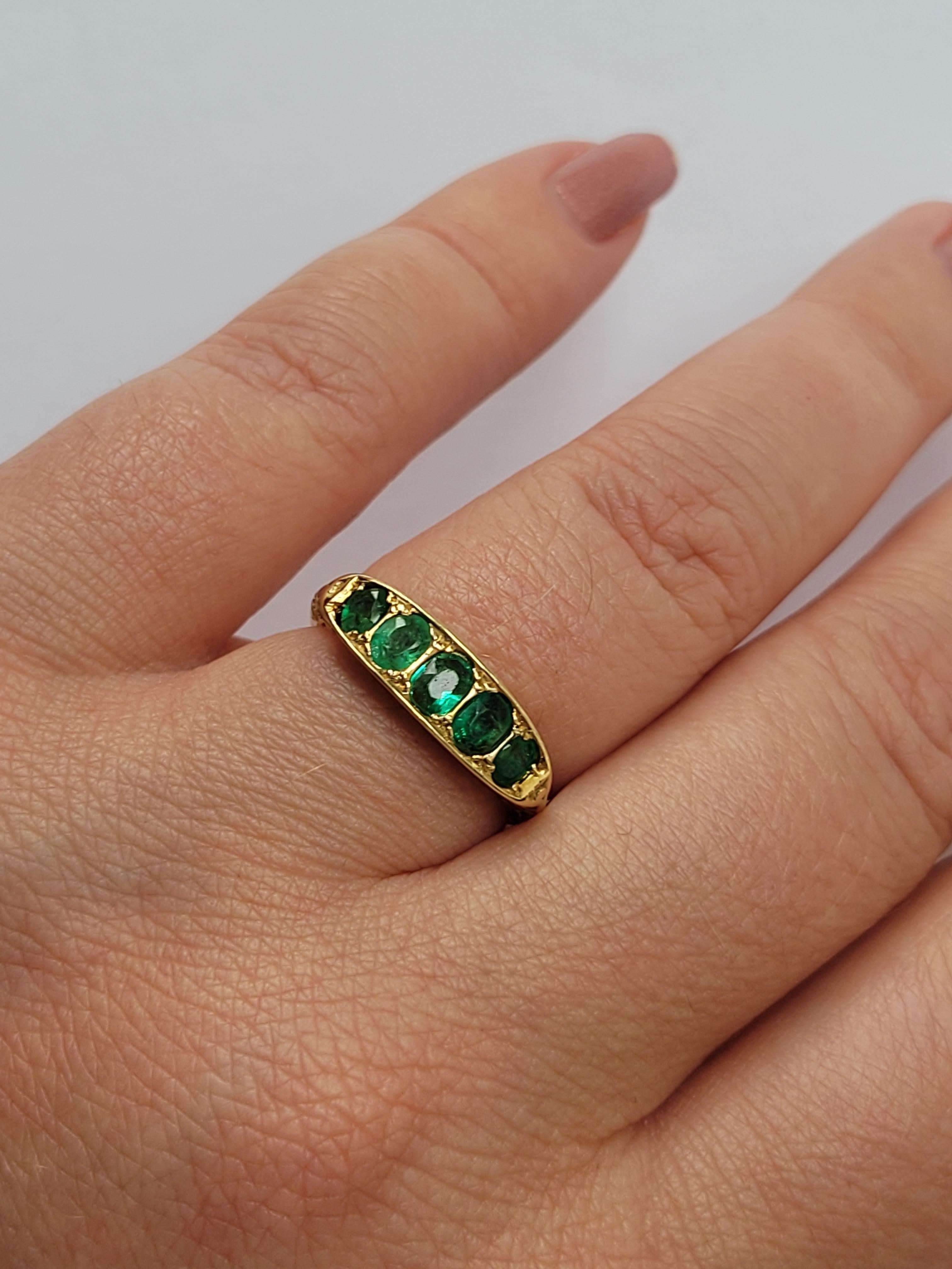 Viktorianischer 18K Gold fünf Smaragd Ring im Zustand „Gut“ im Angebot in Boston, Lincolnshire