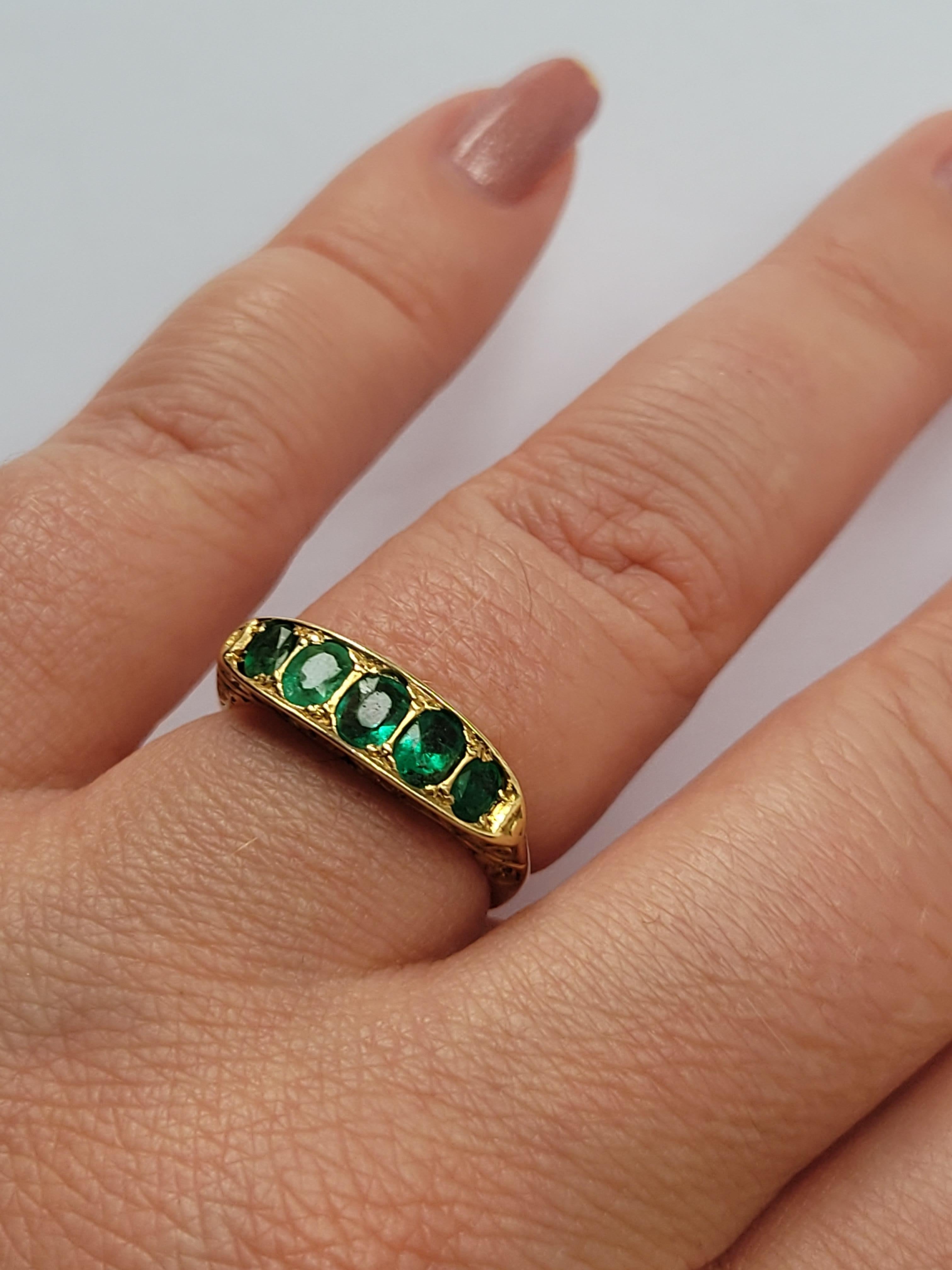 Viktorianischer 18K Gold fünf Smaragd Ring Damen im Angebot