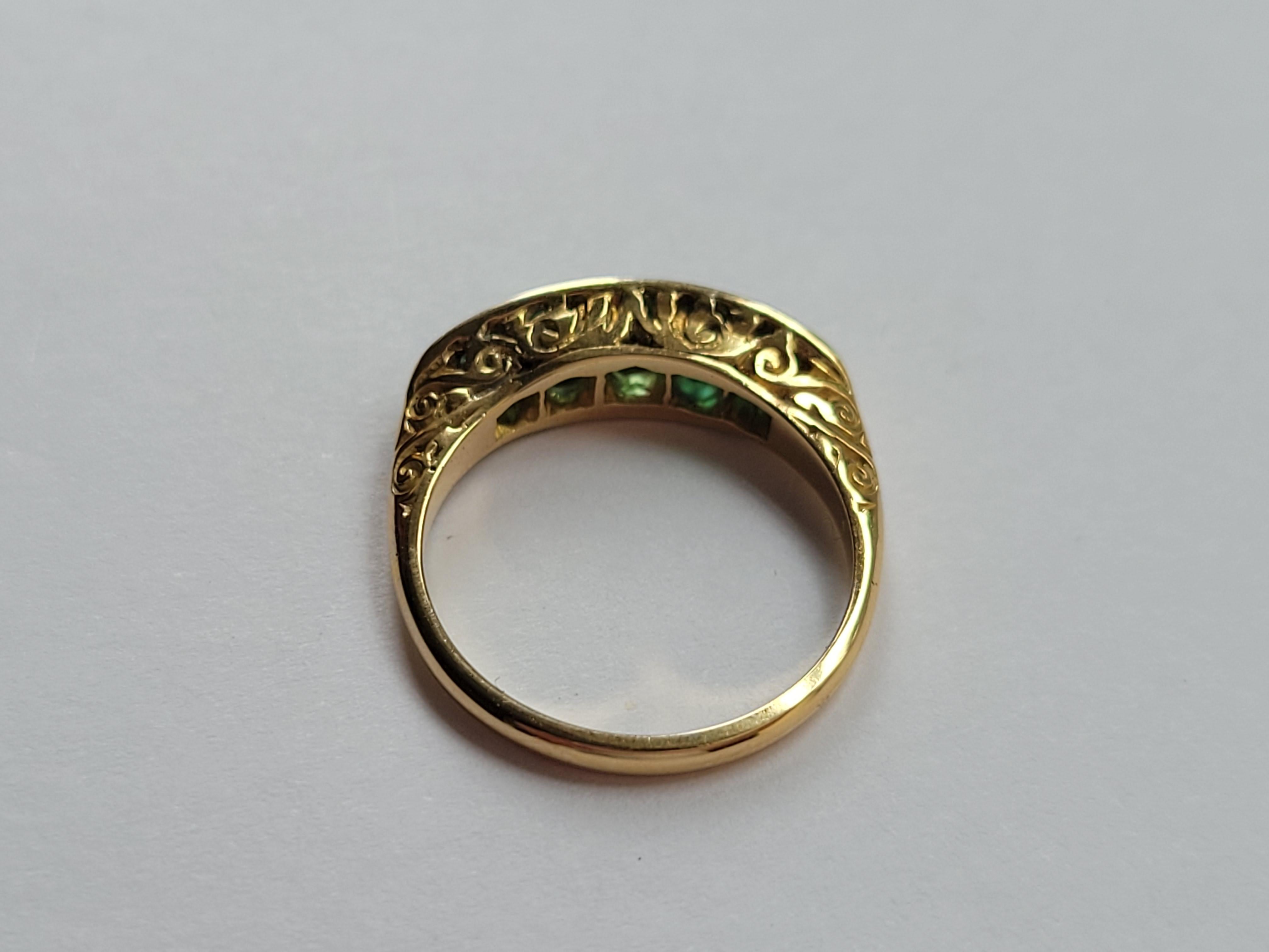 Viktorianischer 18K Gold fünf Smaragd Ring im Angebot 1