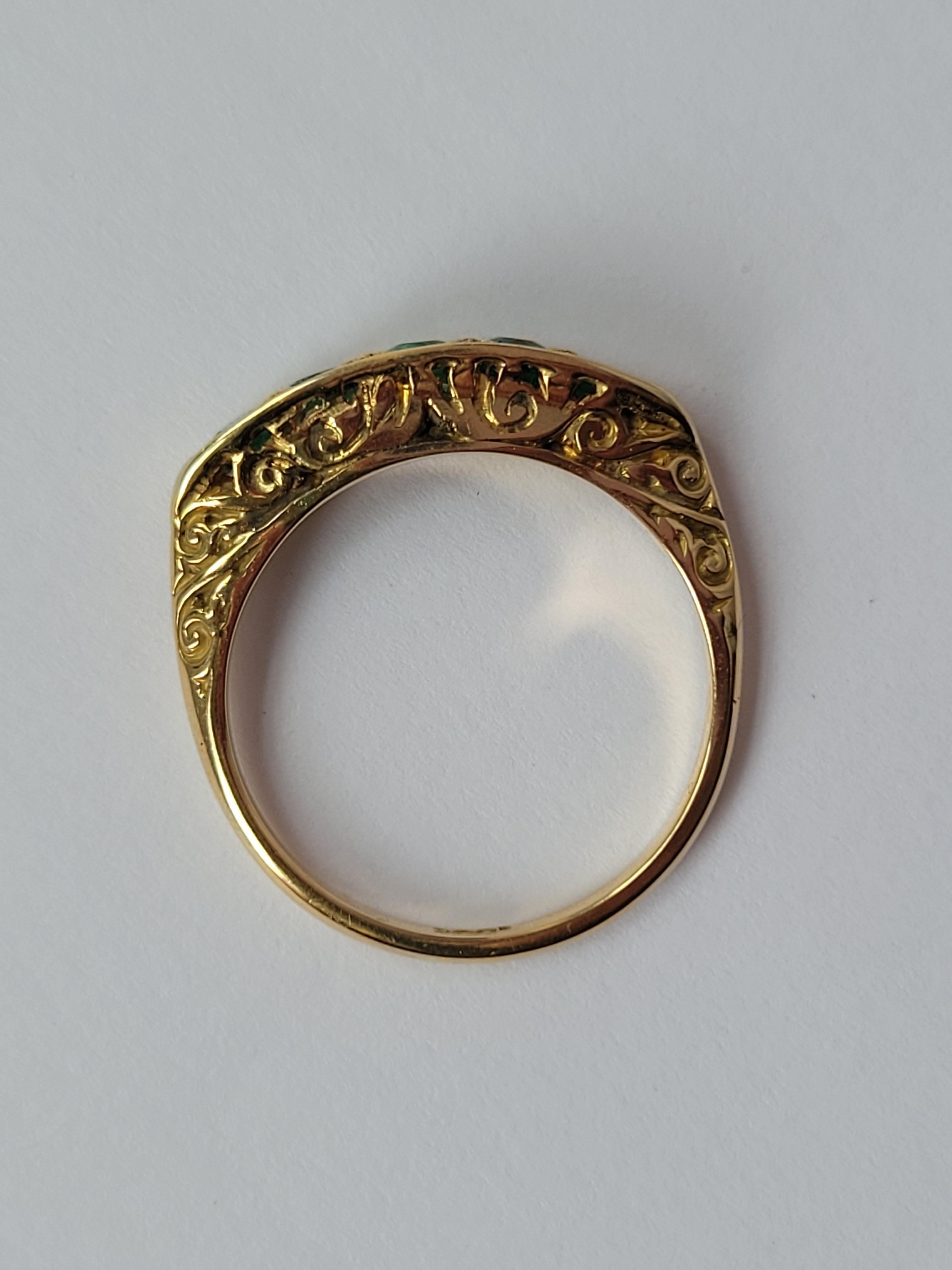 Viktorianischer 18K Gold fünf Smaragd Ring im Angebot 3