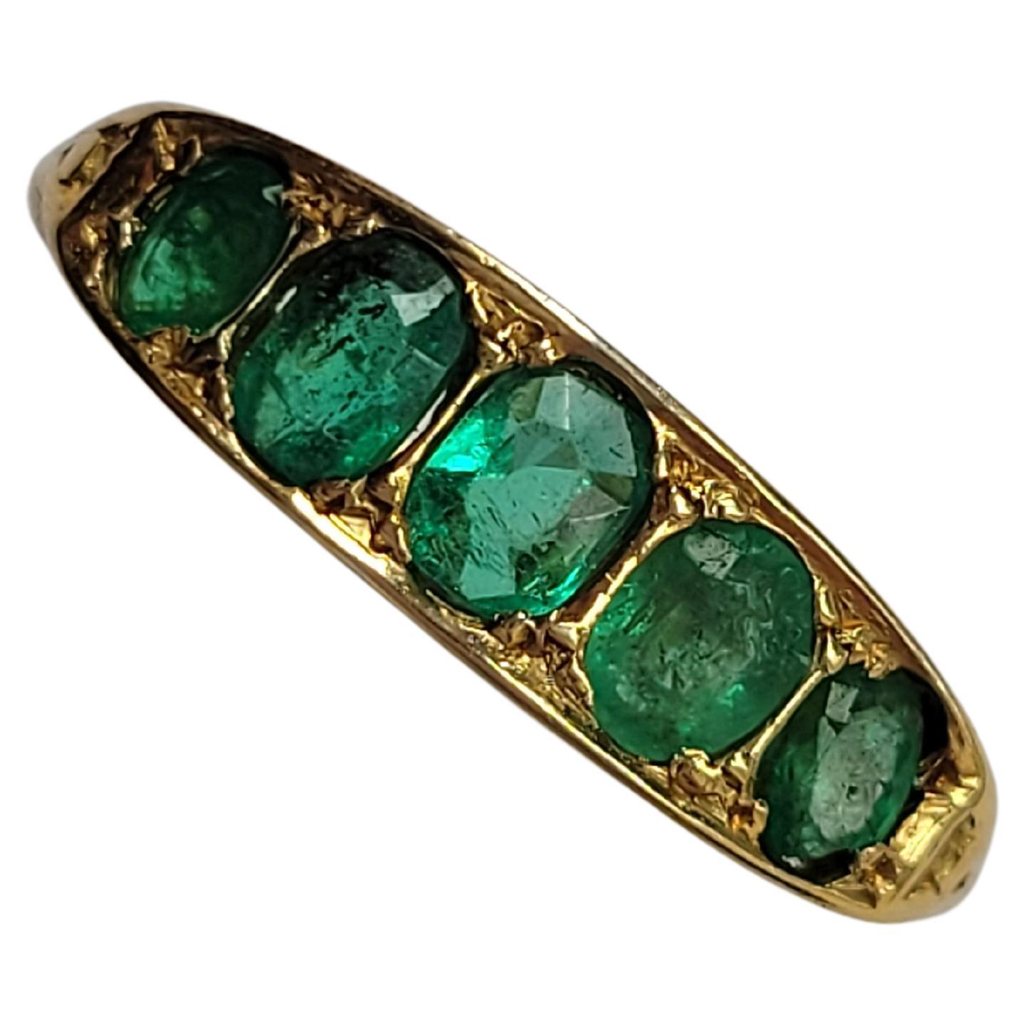 Viktorianischer 18K Gold fünf Smaragd Ring im Angebot