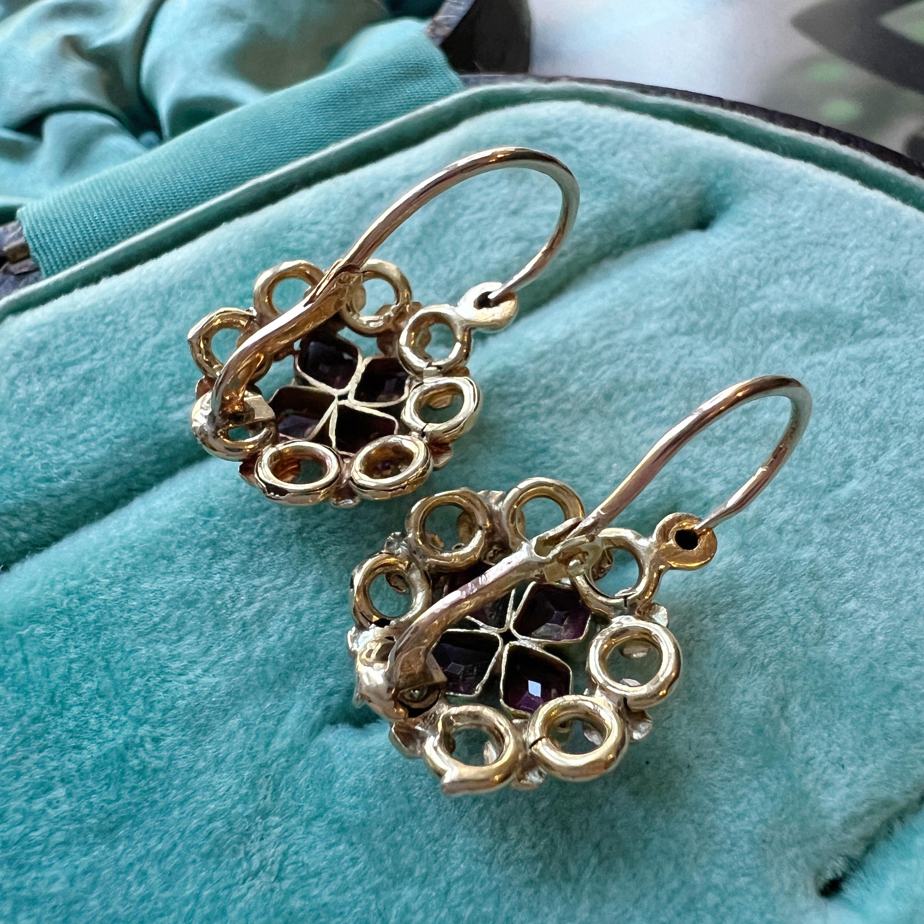 Victorian 18K gold flat cut garnet flower earrings In Good Condition In Versailles, FR