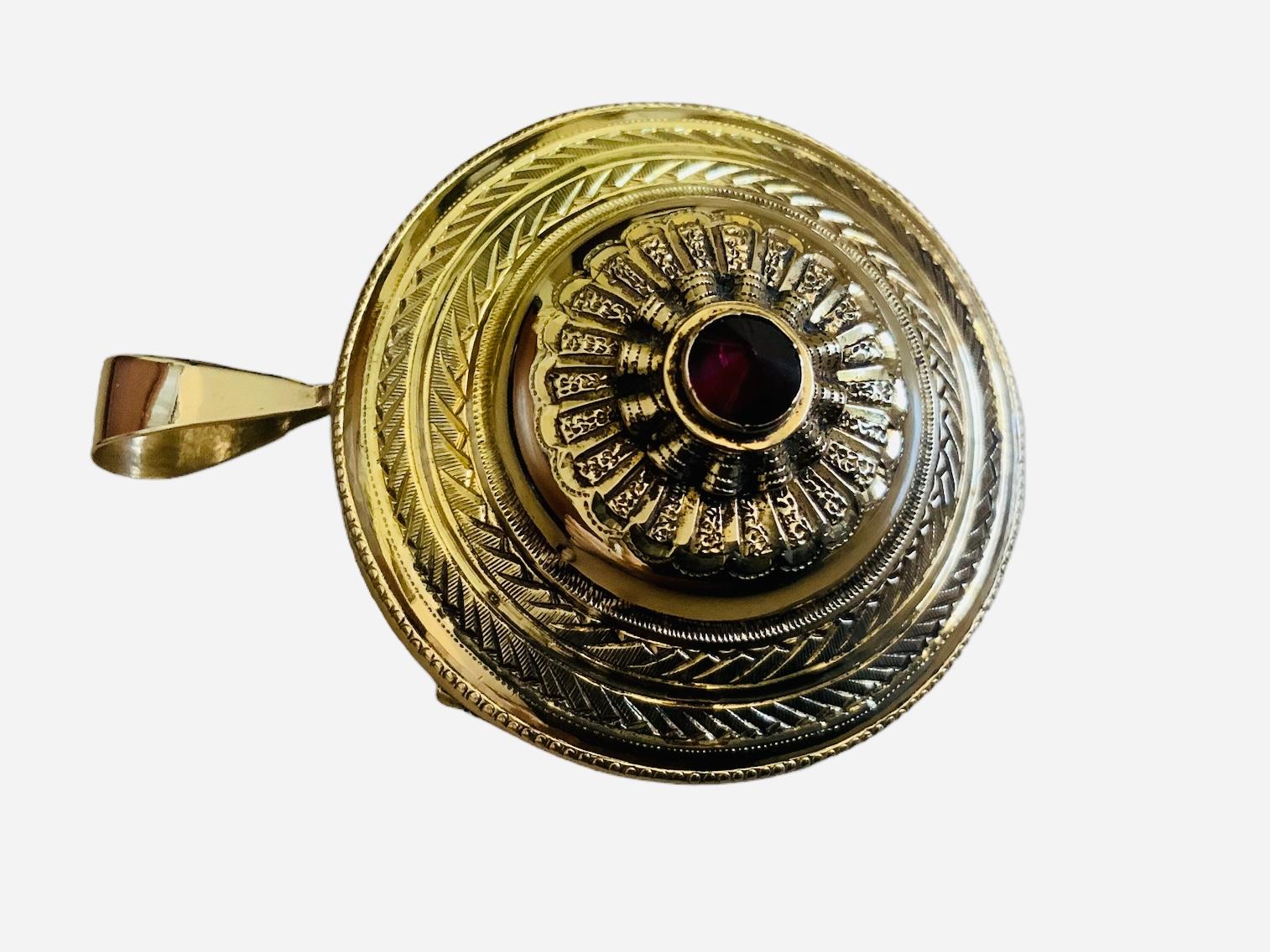 Victorian 18k Gold Garnet Round Brooch / Pendant In Good Condition For Sale In Guaynabo, PR