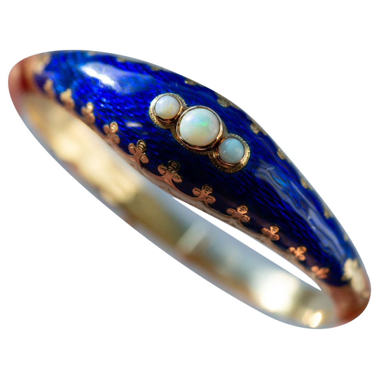 Viktorianische 18K Gold Guilloché Emaille Manschettenknopf Armband Opale Fleur-de-Lis Design im Angebot