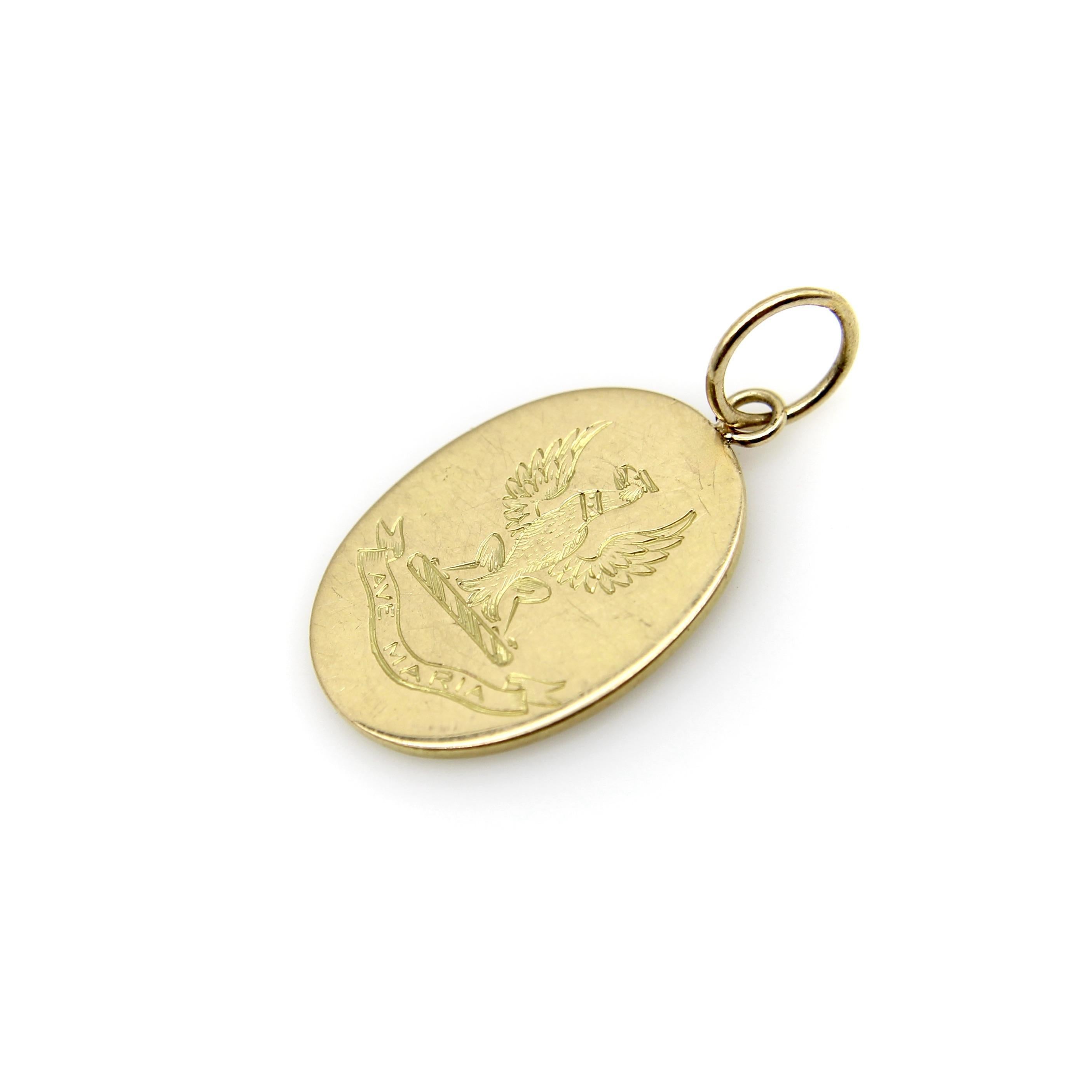 Su questo ciondolo in oro 18k sono incise le parole 