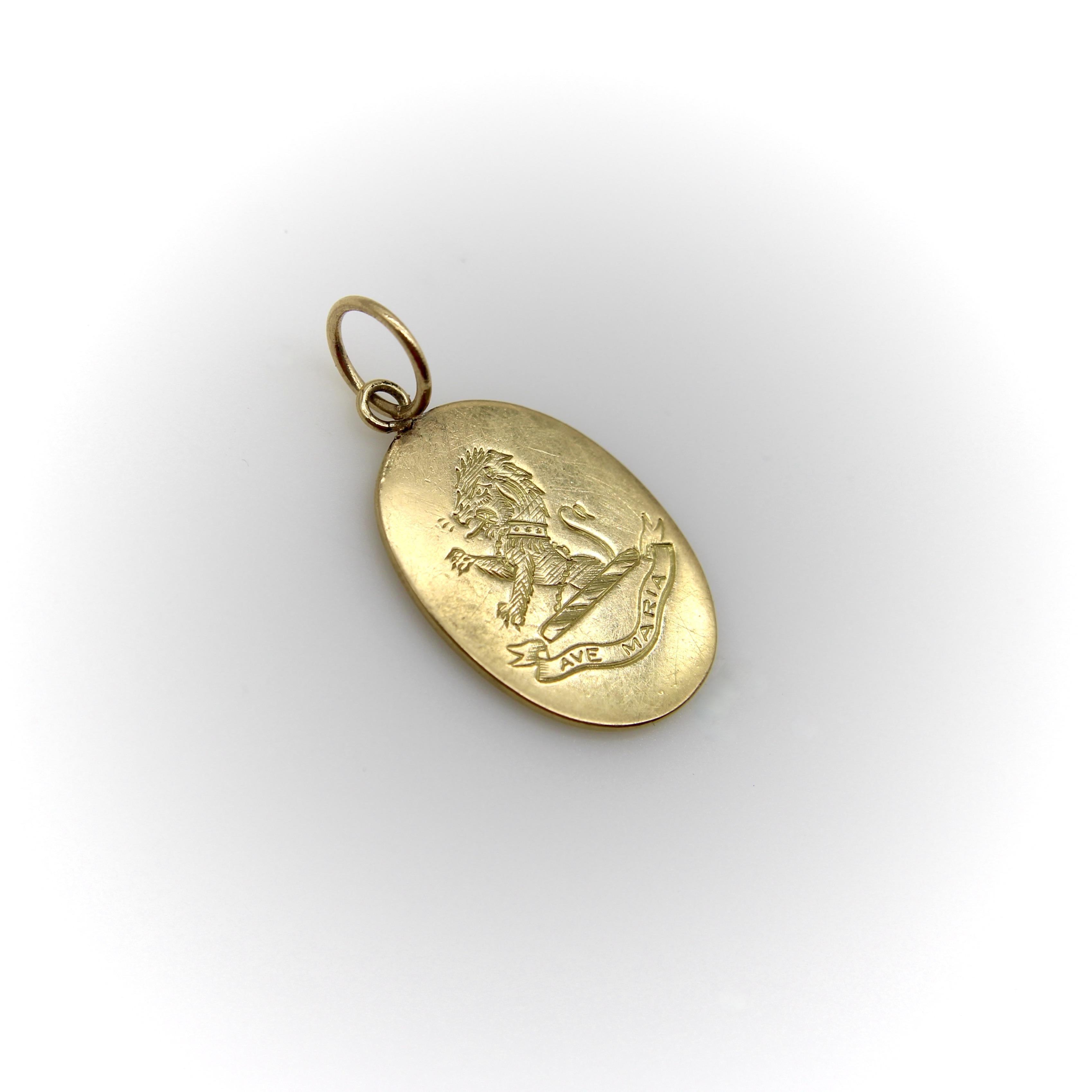 Vittoriano Ciondolo vittoriano in oro 18 carati con incisione a mano Ave Maria Lion Charm in vendita