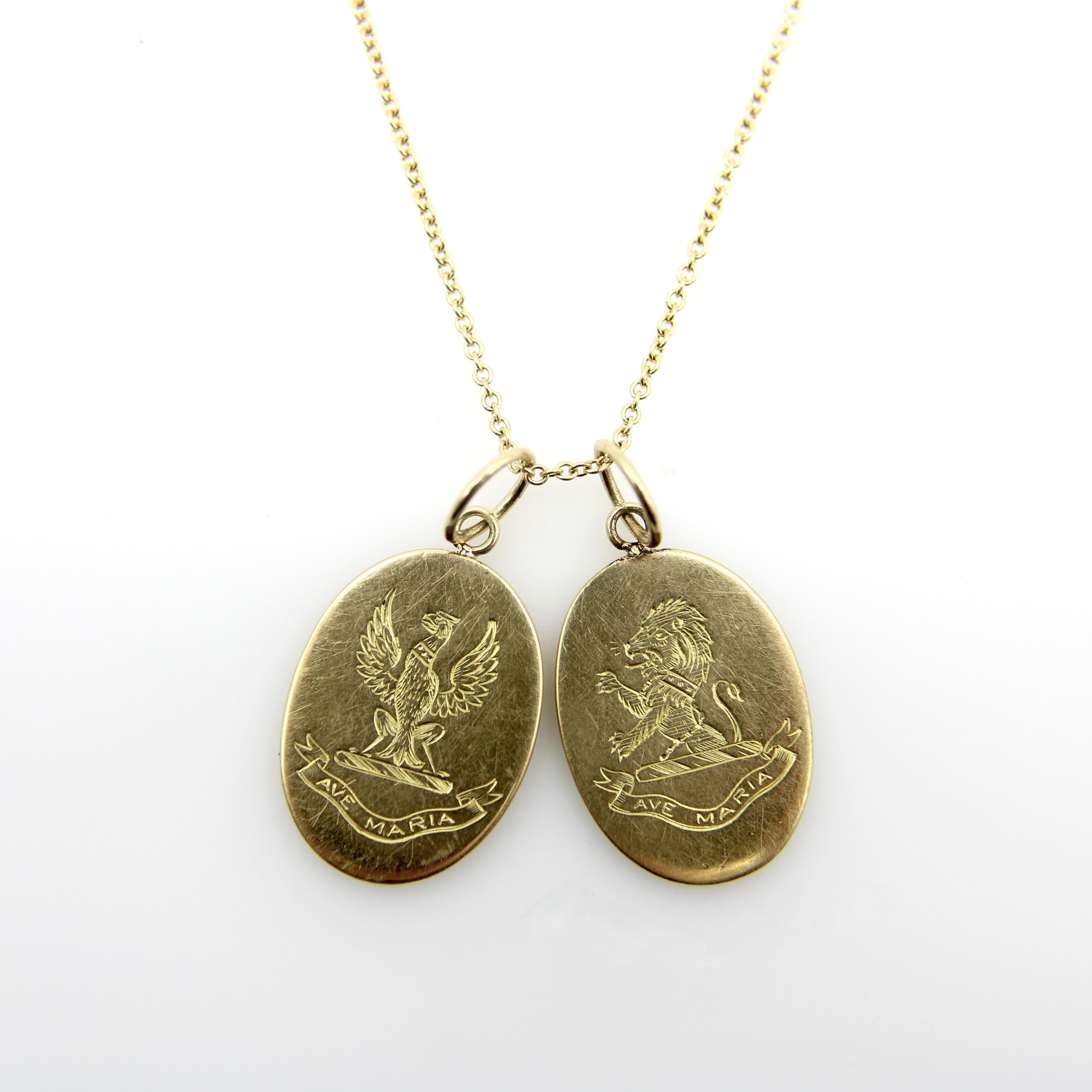 Ciondolo vittoriano in oro 18 carati con incisione a mano Ave Maria Lion Charm in vendita 1