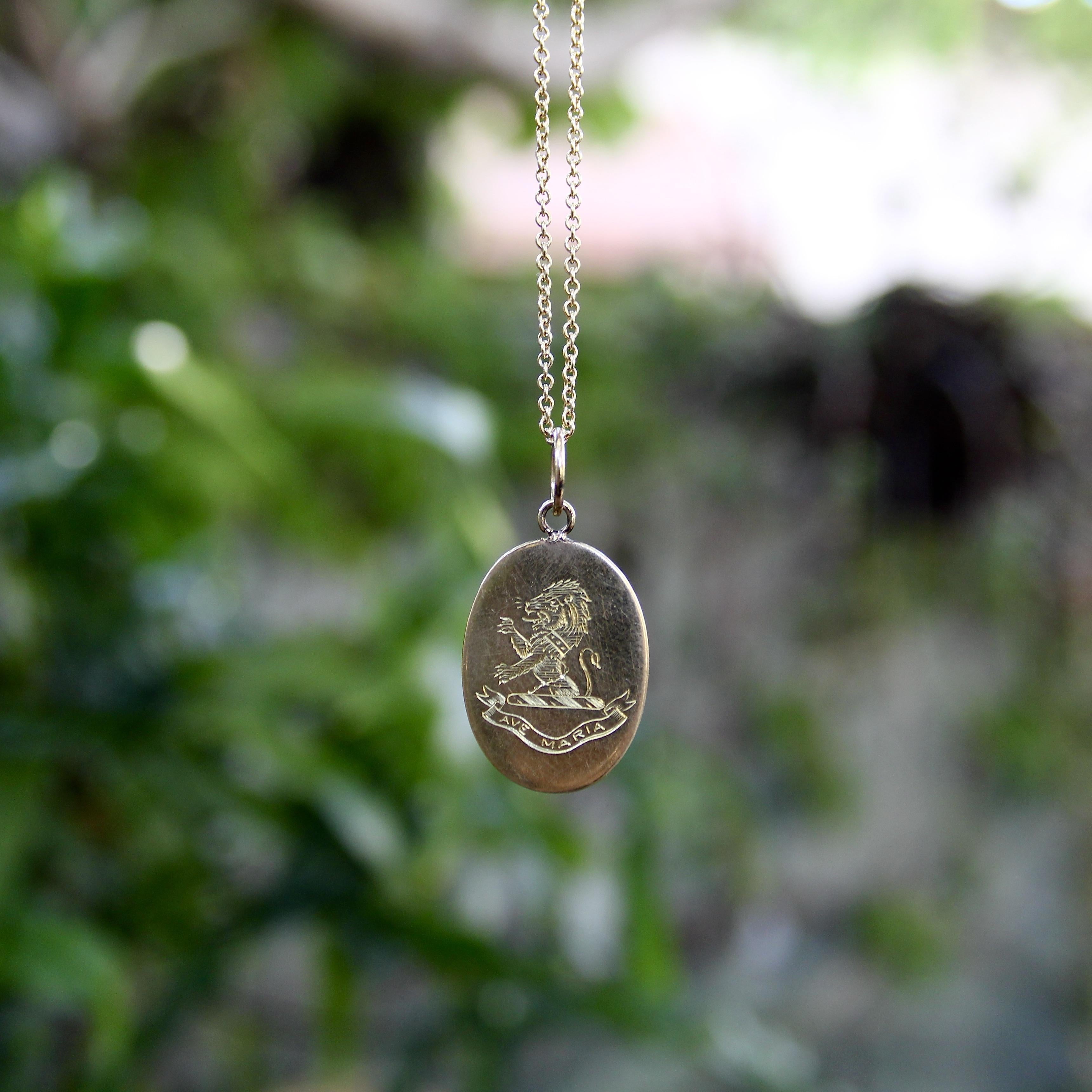 Ciondolo vittoriano in oro 18 carati con incisione a mano Ave Maria Lion Charm in vendita 2