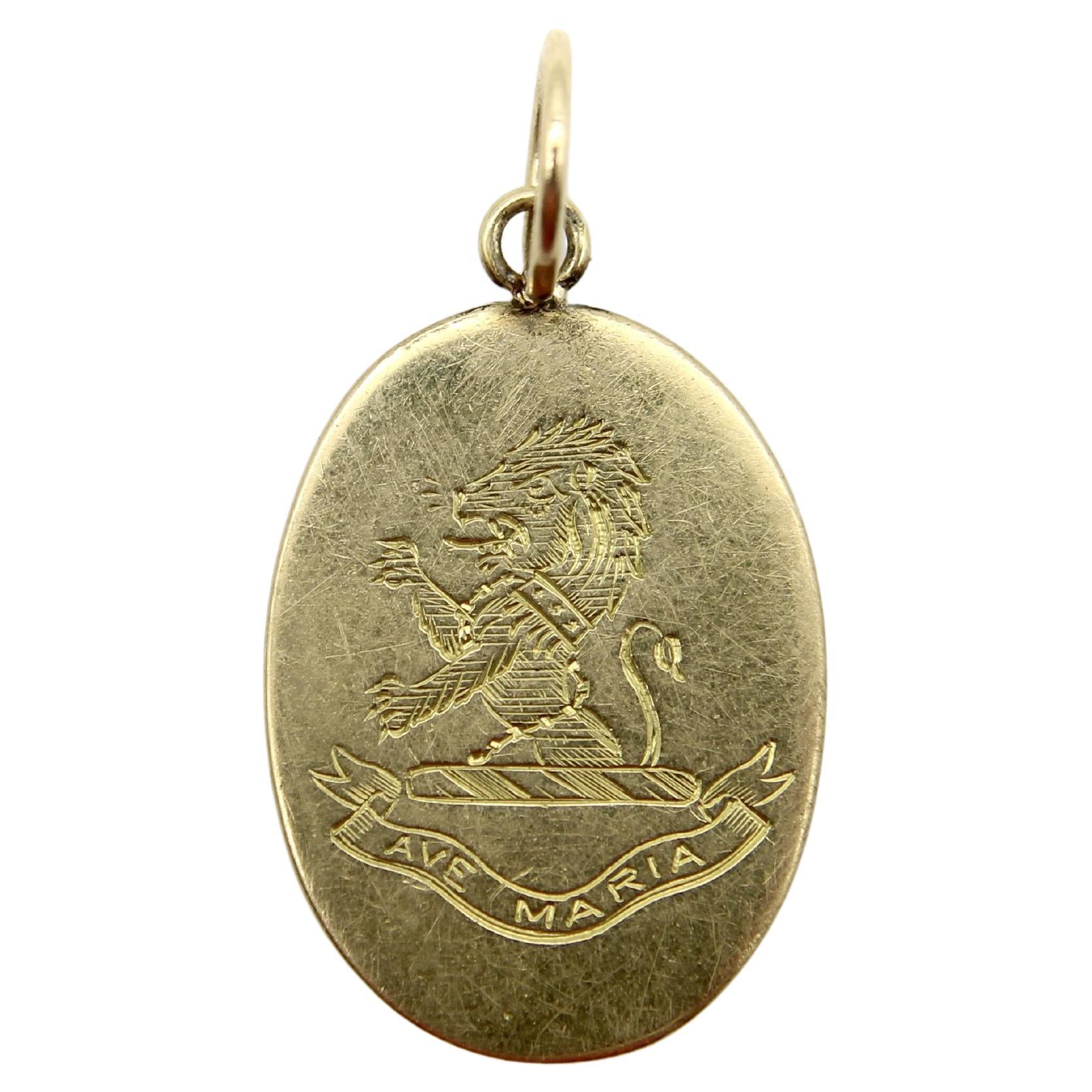 Ciondolo vittoriano in oro 18 carati con incisione a mano Ave Maria Lion Charm