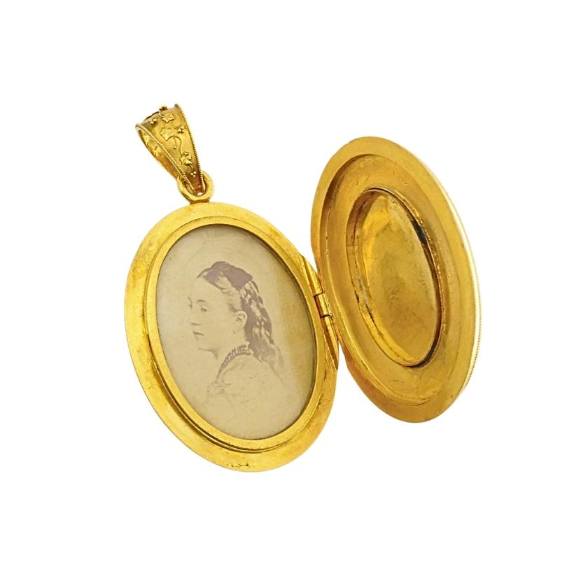 Ciondolo a medaglione vittoriano in oro 18k Collana con smalto in miniatura in vendita 1
