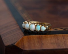 Viktorianischer 18K Gold Opal Fünf Stein Ring