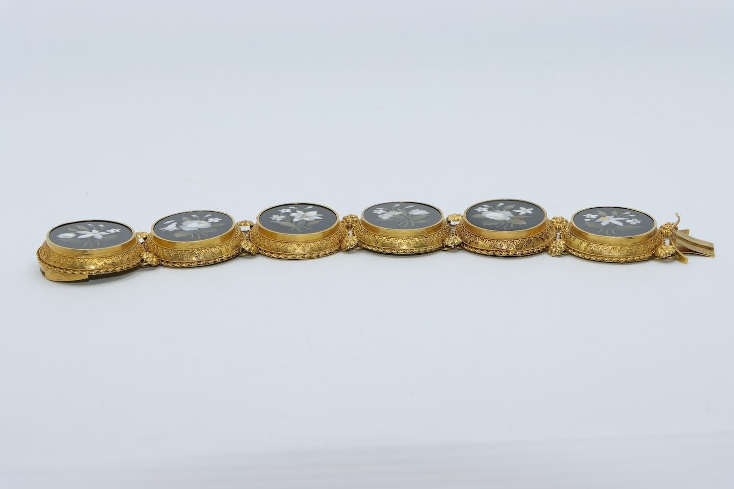 Viktorianisches 18K Gold Pietra Dura Armband im Angebot 10