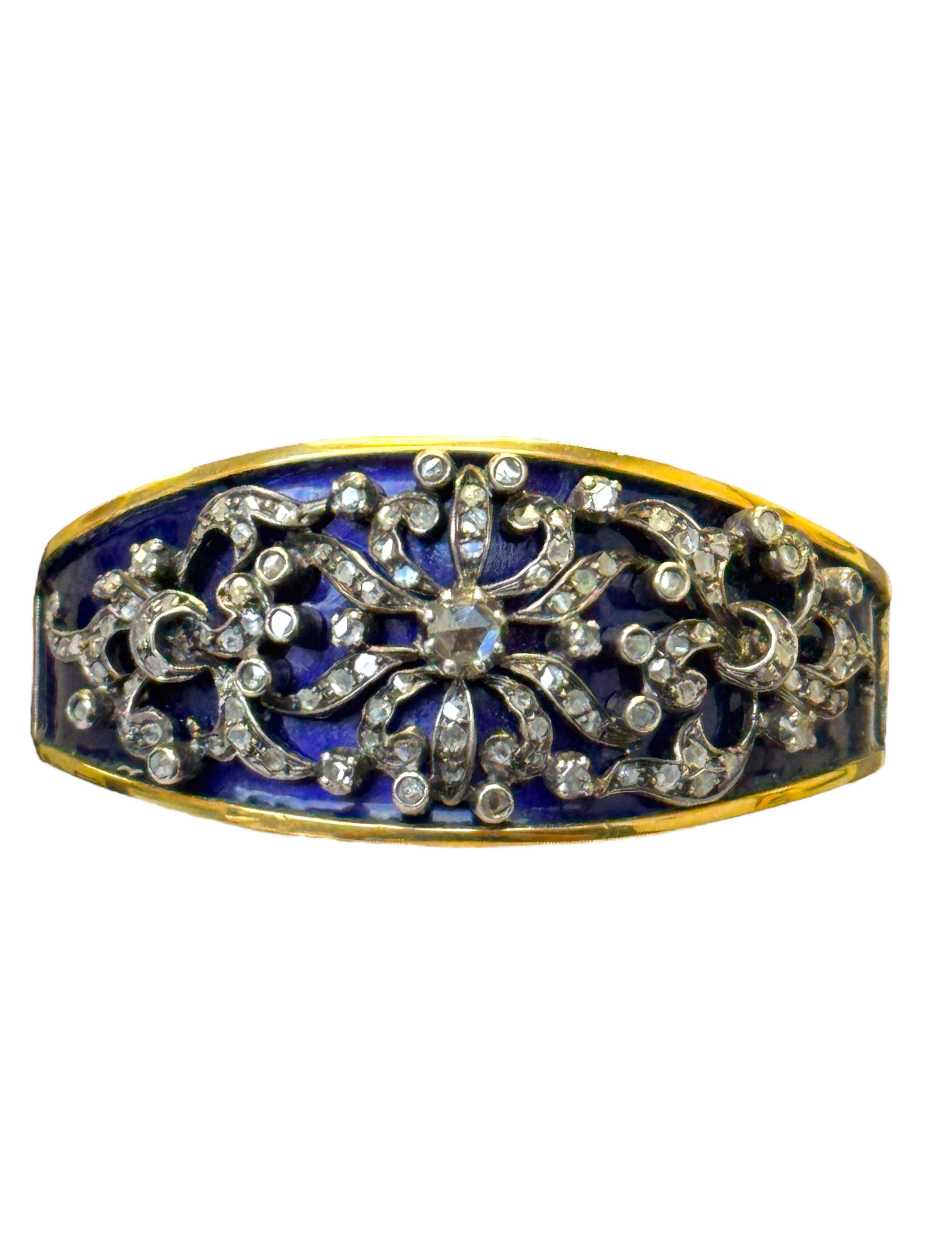 Exemple exquis de l'artisanat du milieu du XIXe siècle, ce bracelet victorien présente un ajourage complexe en or surmonté d'argent, serti de diamants taille ancienne et taille rose sur fond d'émail guilloché bleu roi.

La pièce maîtresse du