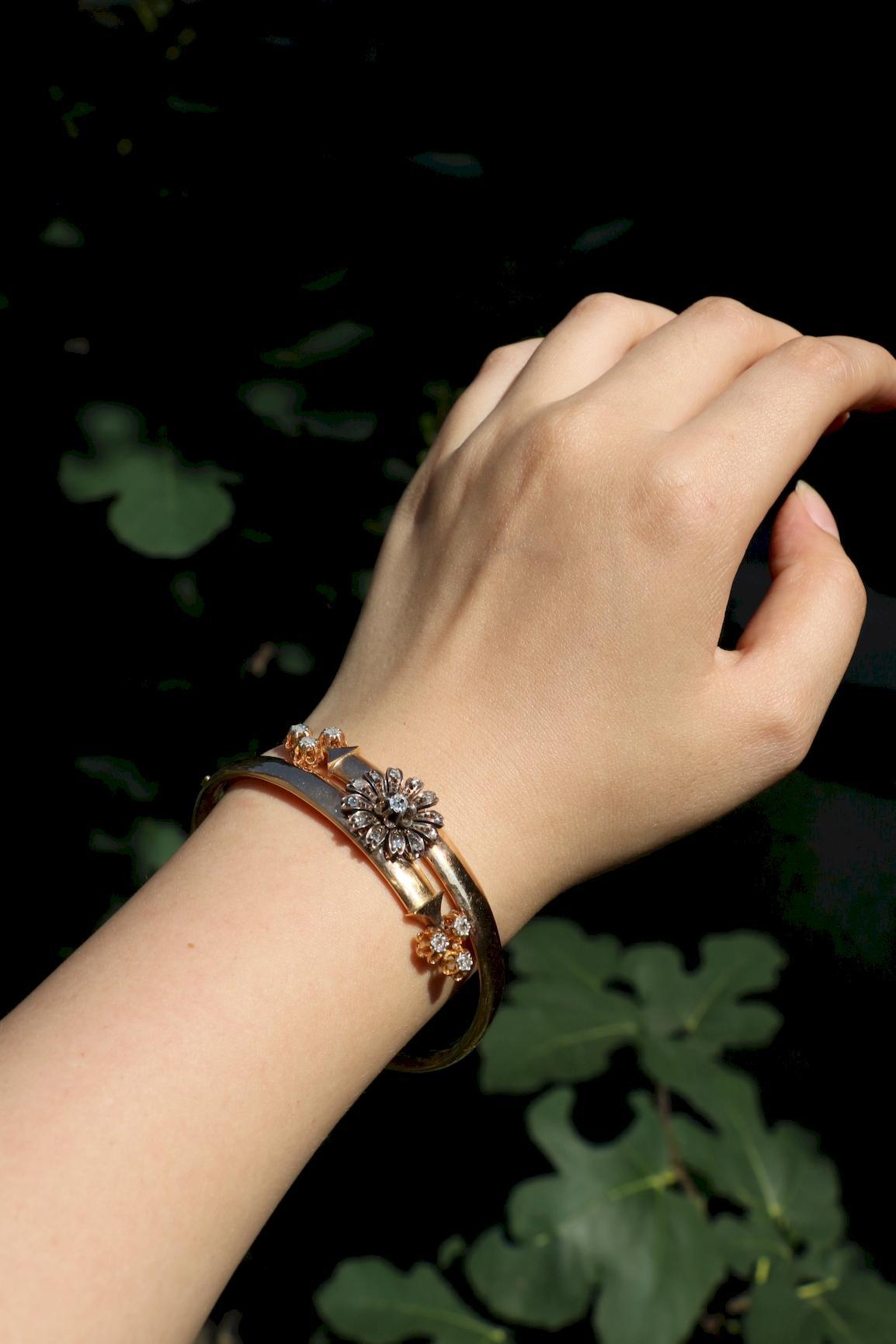 Bracciale vittoriano in oro e argento 18 carati con fiori e diamanti 

Dimensioni approssimative:
17,5 cm (circonferenza) x 1,5 cm (larghezza) x circa 0,79 carati (Daimonds) 
18,1 grammi di peso