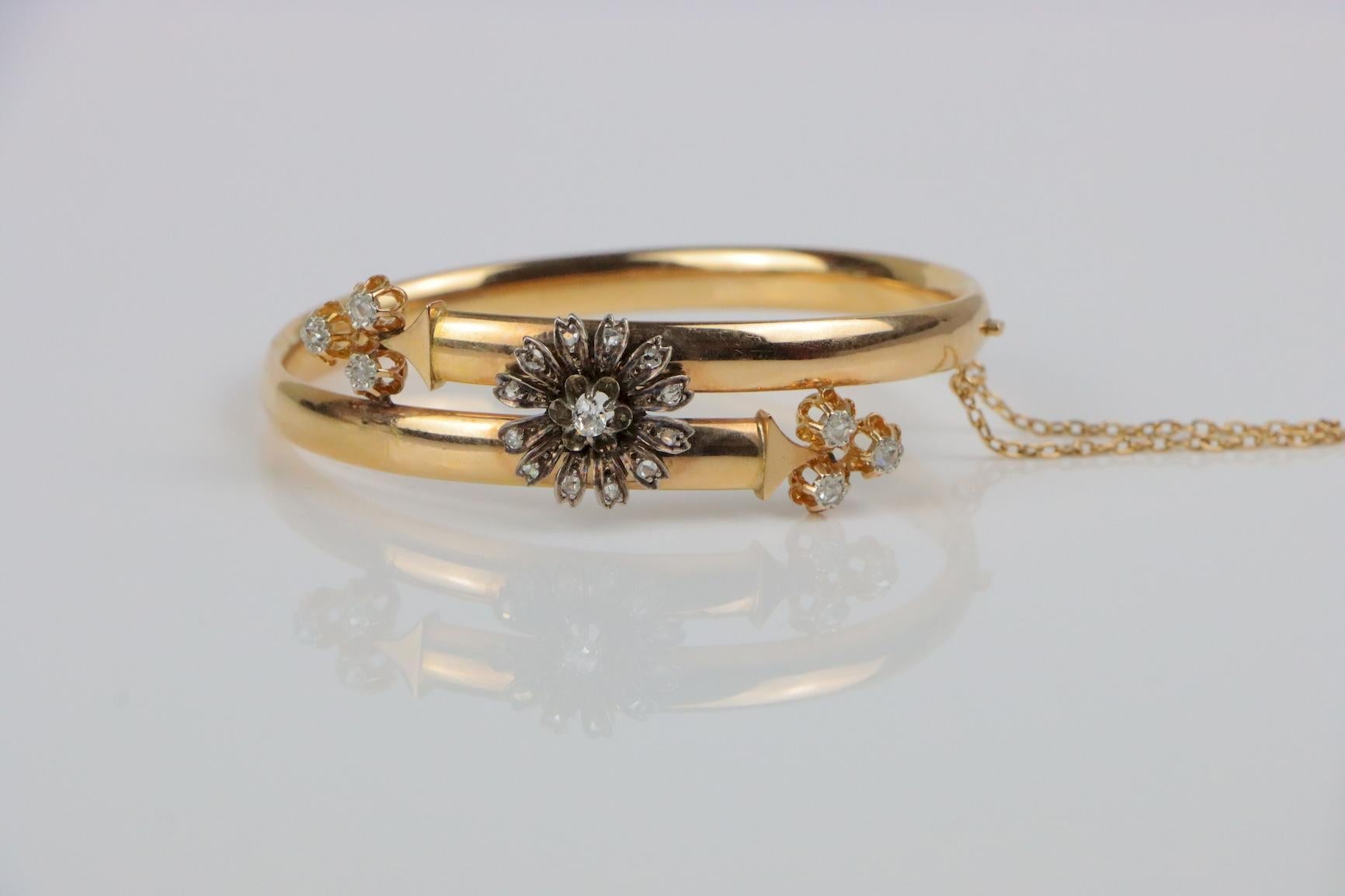 Taglio rotondo Bracciale vittoriano in oro e argento 18 carati con fiori e diamanti in vendita