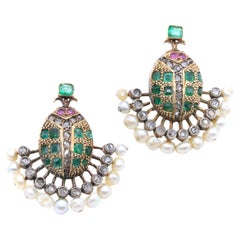 Boucles d'oreilles victoriennes en or 18K et argent avec émeraudes, diamants, rubis et perles Scarabée