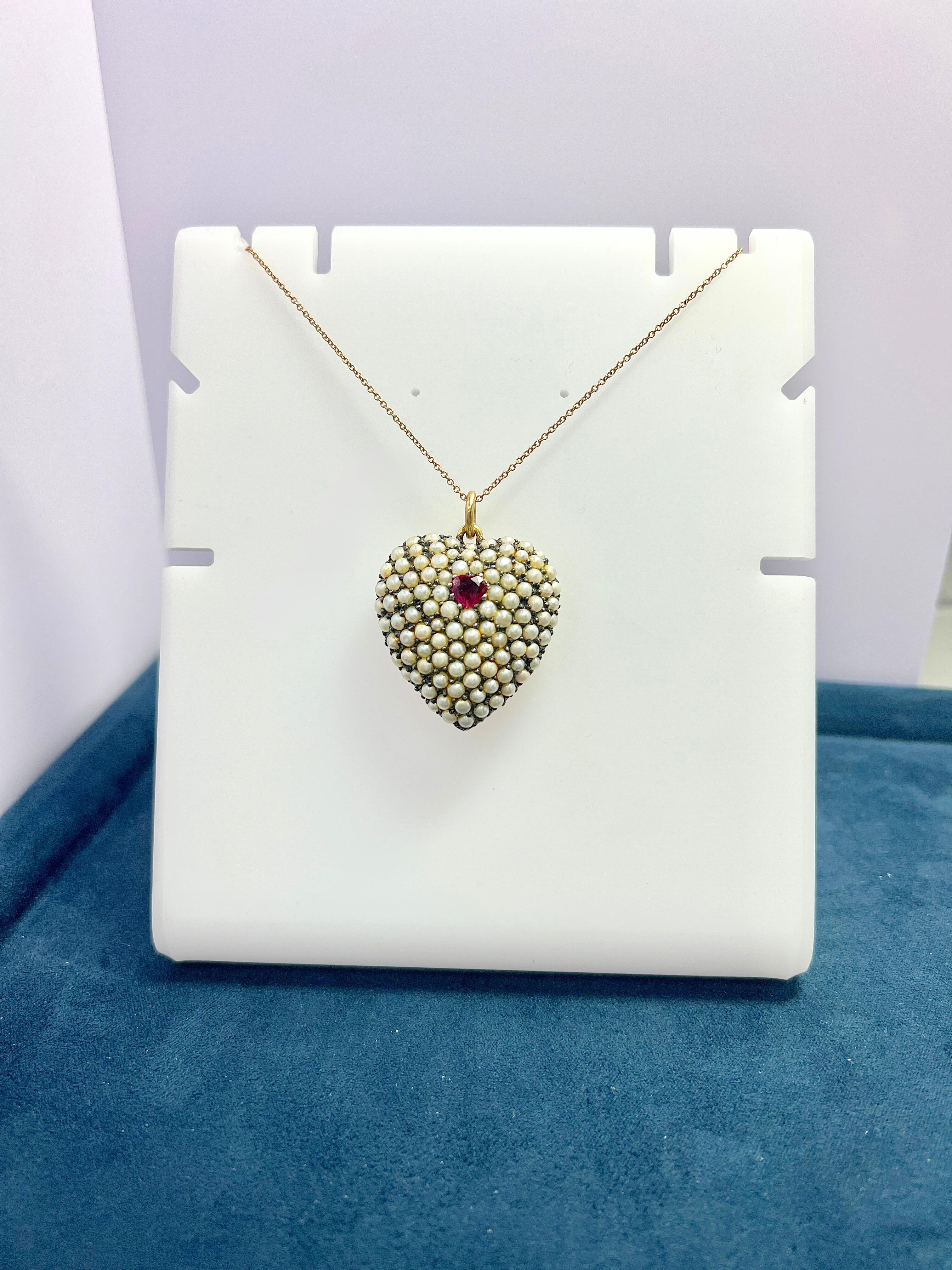 Ciondolo vittoriano a forma di cuore con perle di rubino in argento e oro 18k In condizioni ottime in vendita a New York, NY