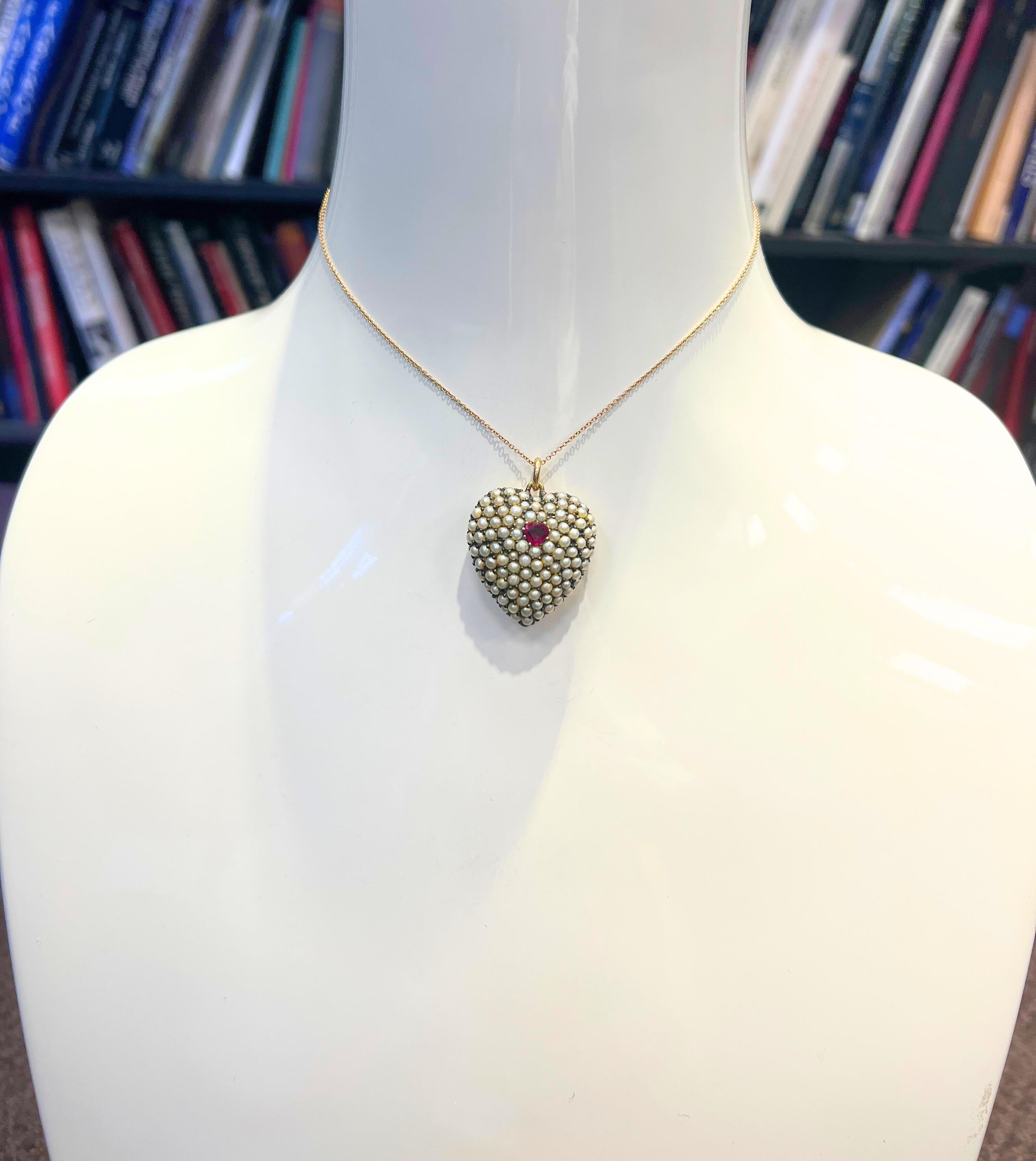 Donna Ciondolo vittoriano a forma di cuore con perle di rubino in argento e oro 18k in vendita
