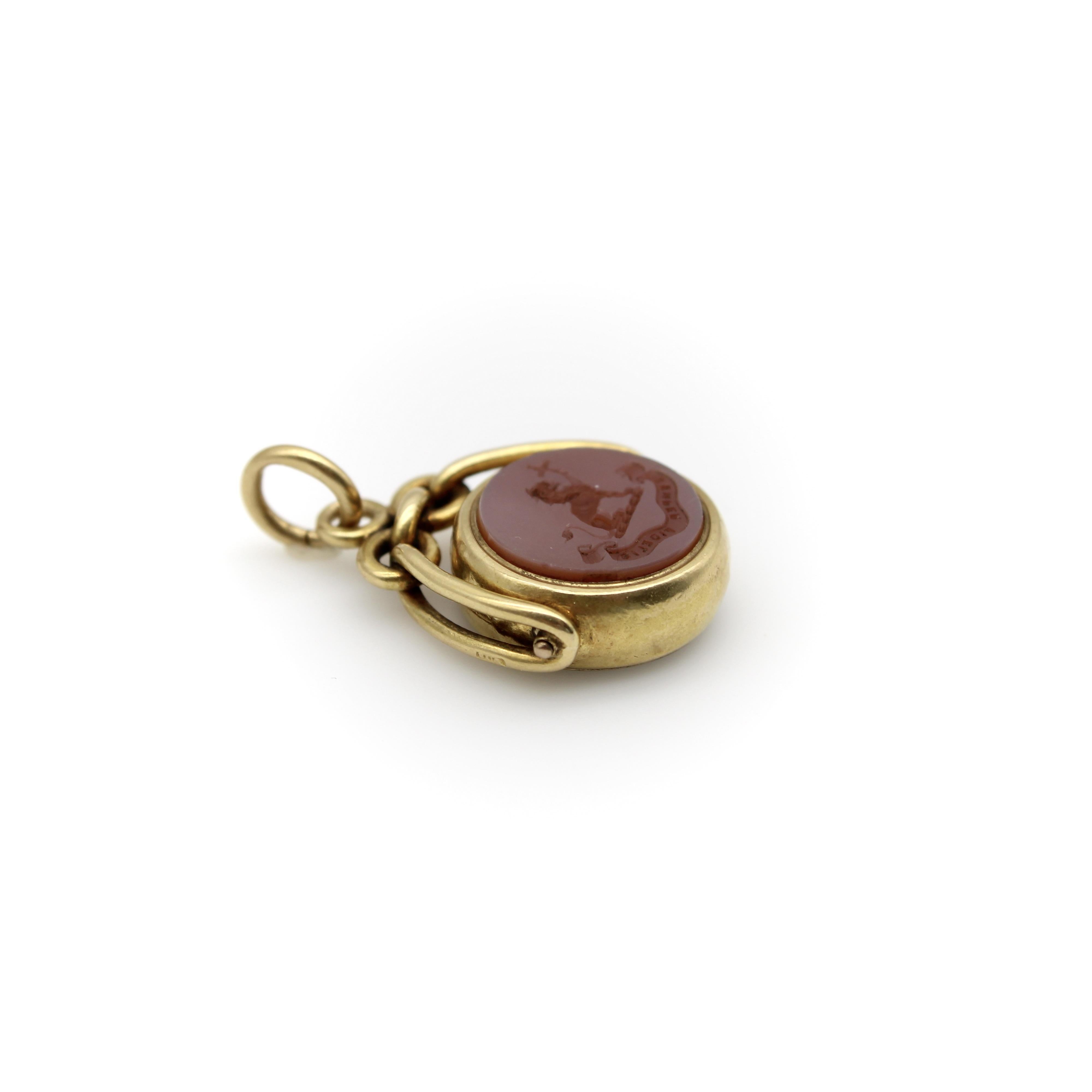 Cabochon Portachiavi girevole vittoriano in oro 18 carati con bussola e incisione su pietra dura in vendita