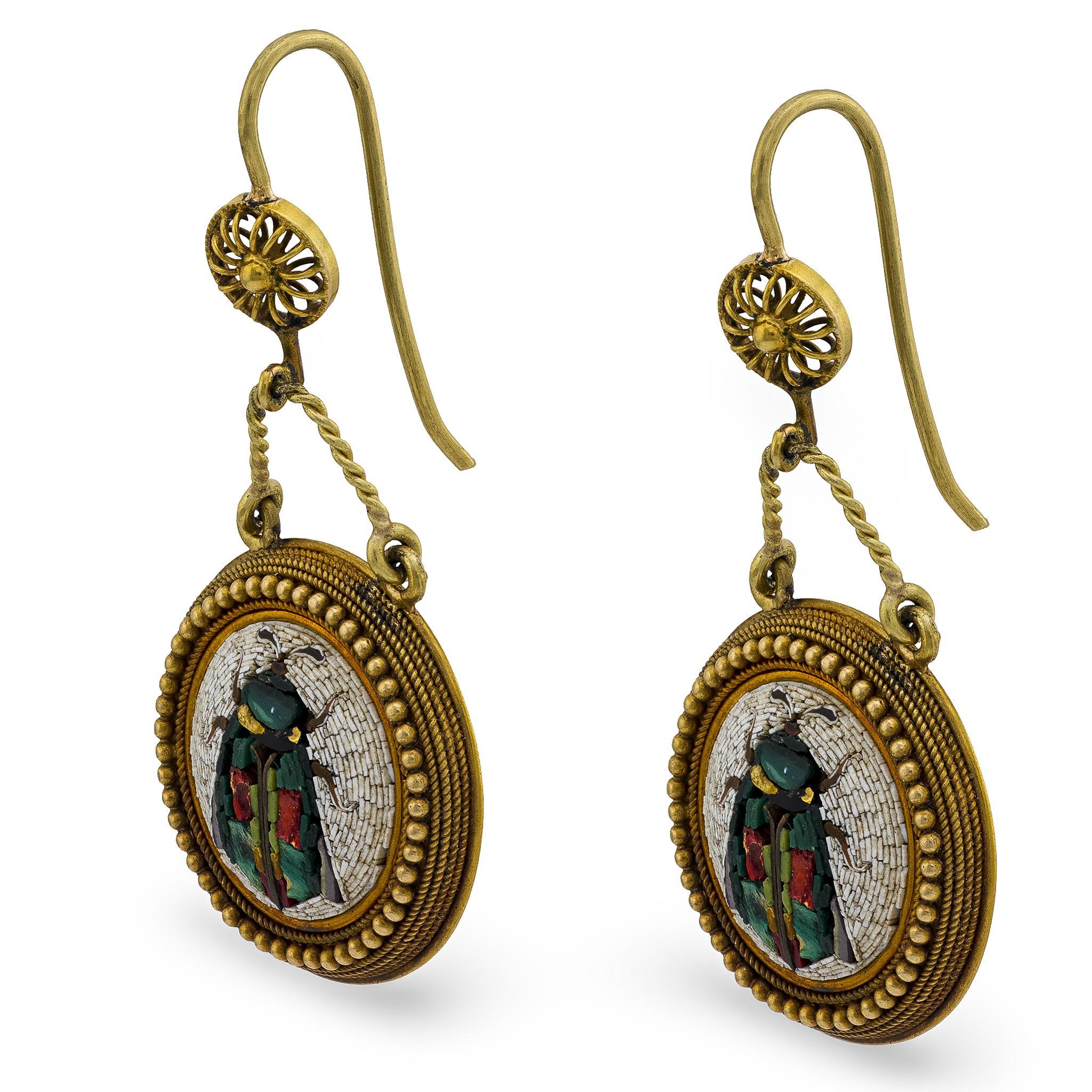 ¡Un exquisito par de pendientes italianos de micromosaico de la época victoriana (hacia 1880)! Elaborados en vibrante oro amarillo de 18 quilates, cada pendiente comienza con una montura circular, que presenta un diseño recortado con motivos