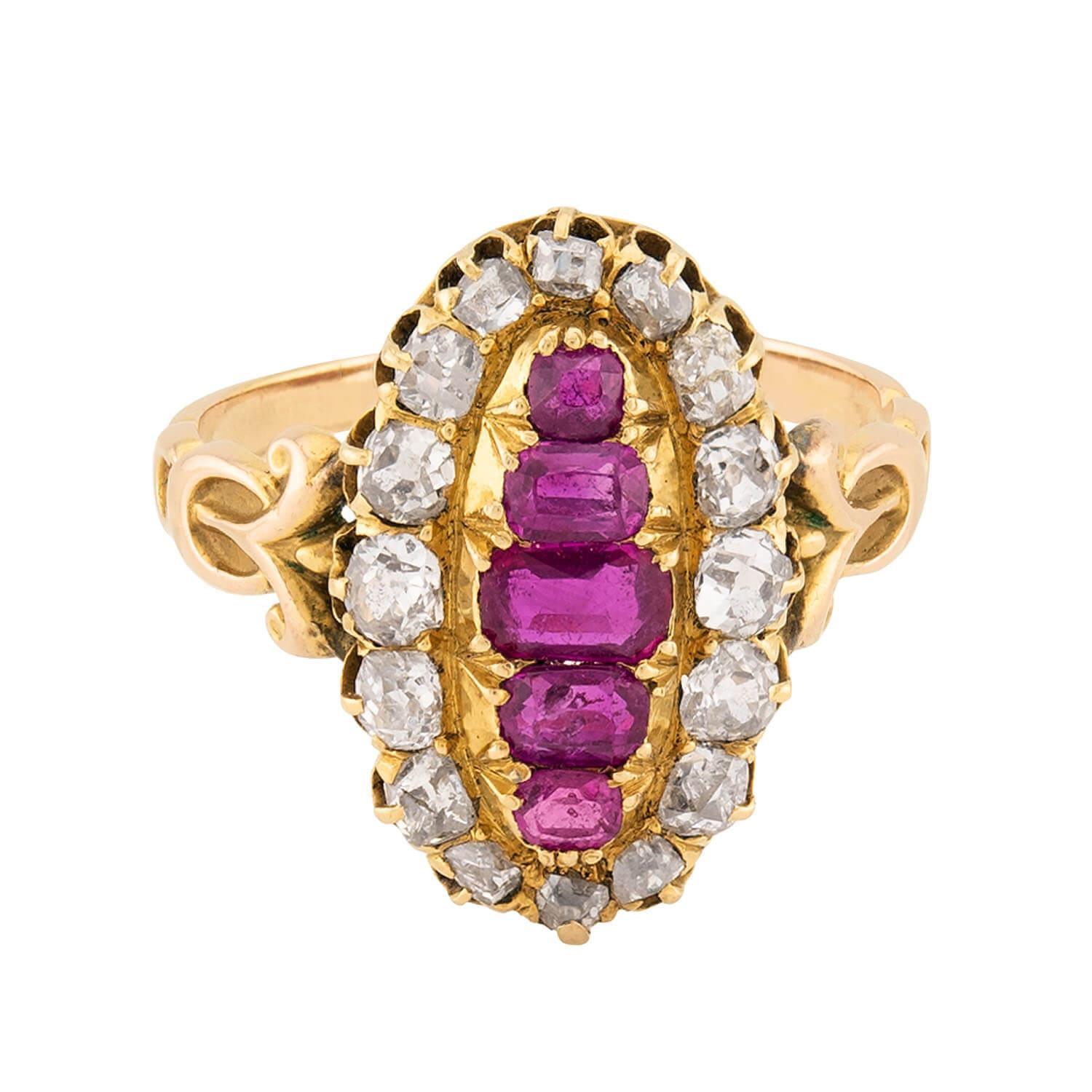 Uno squisito e colorato anello a navette di epoca vittoriana (ca. 1880)! Realizzato in oro giallo 18 carati, questo anello presenta un centro a forma di navette a forma di ellisse. Il centro è caratterizzato da una fila centrale di rubini birmani a