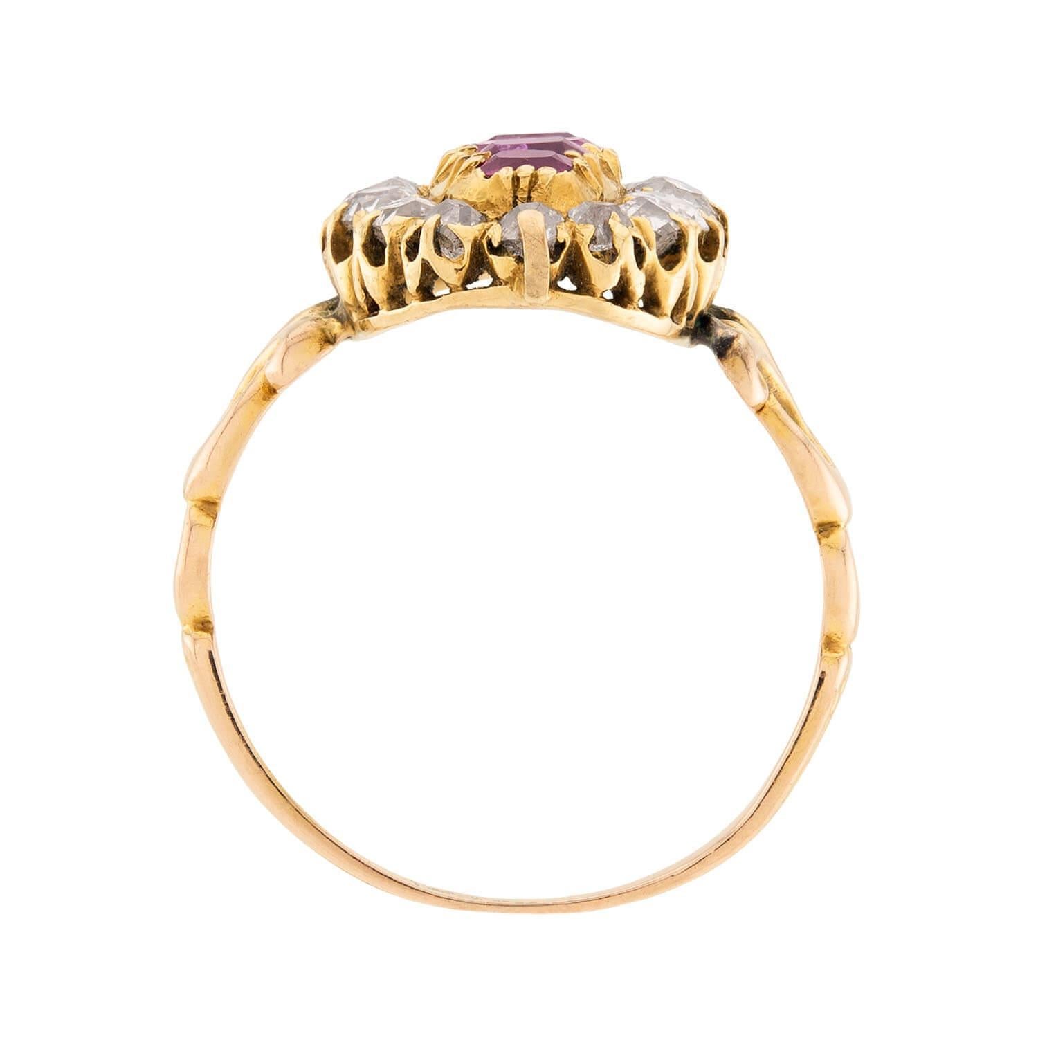 Taglio cuscino Anello vittoriano con rubino e diamanti a navette in 18 ct. in vendita