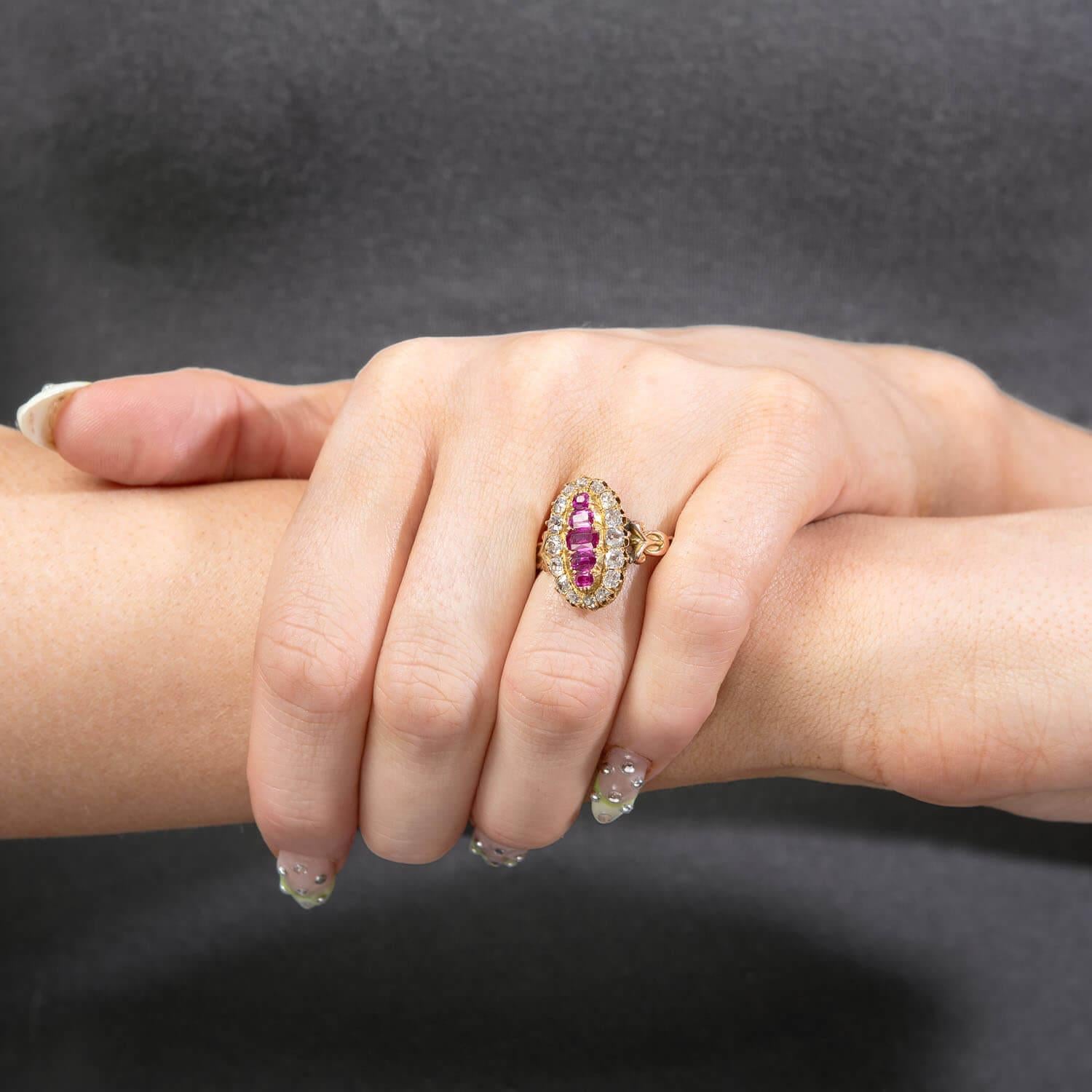 Donna Anello vittoriano con rubino e diamanti a navette in 18 ct. in vendita