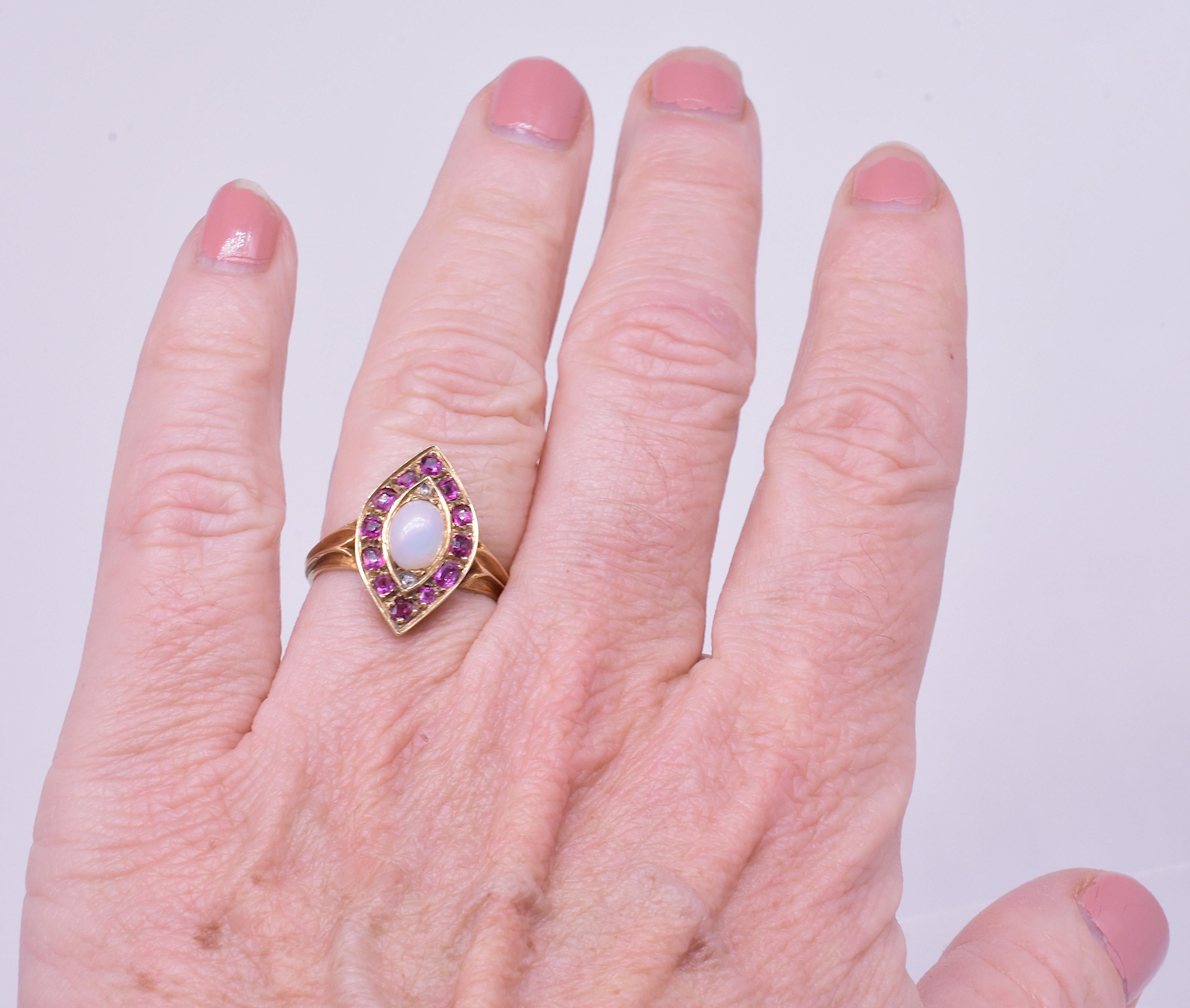 Victorien Bague victorienne en forme de marquise en rubis 18 carats et diamants roses avec centre en opale 