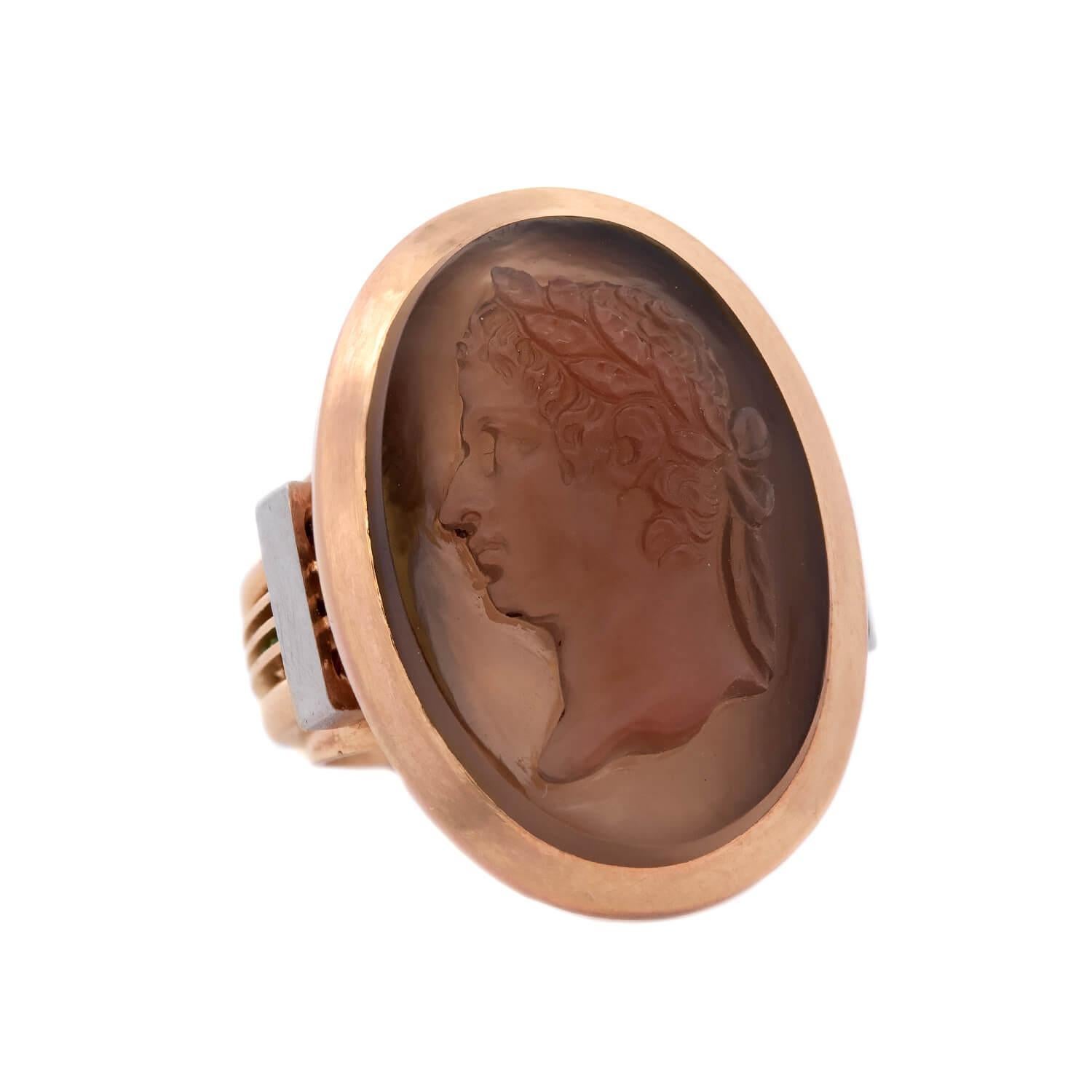Sardonyx ist eine gebänderte Achatform des Chalcedonquarzes. Kameen aus Hartgestein sind viel schwieriger zu schnitzen als Muscheln, die ein wesentlich weicheres Material sind. Die meisten Muschelkameen wurden in Neapel, Italien, geschnitzt, während