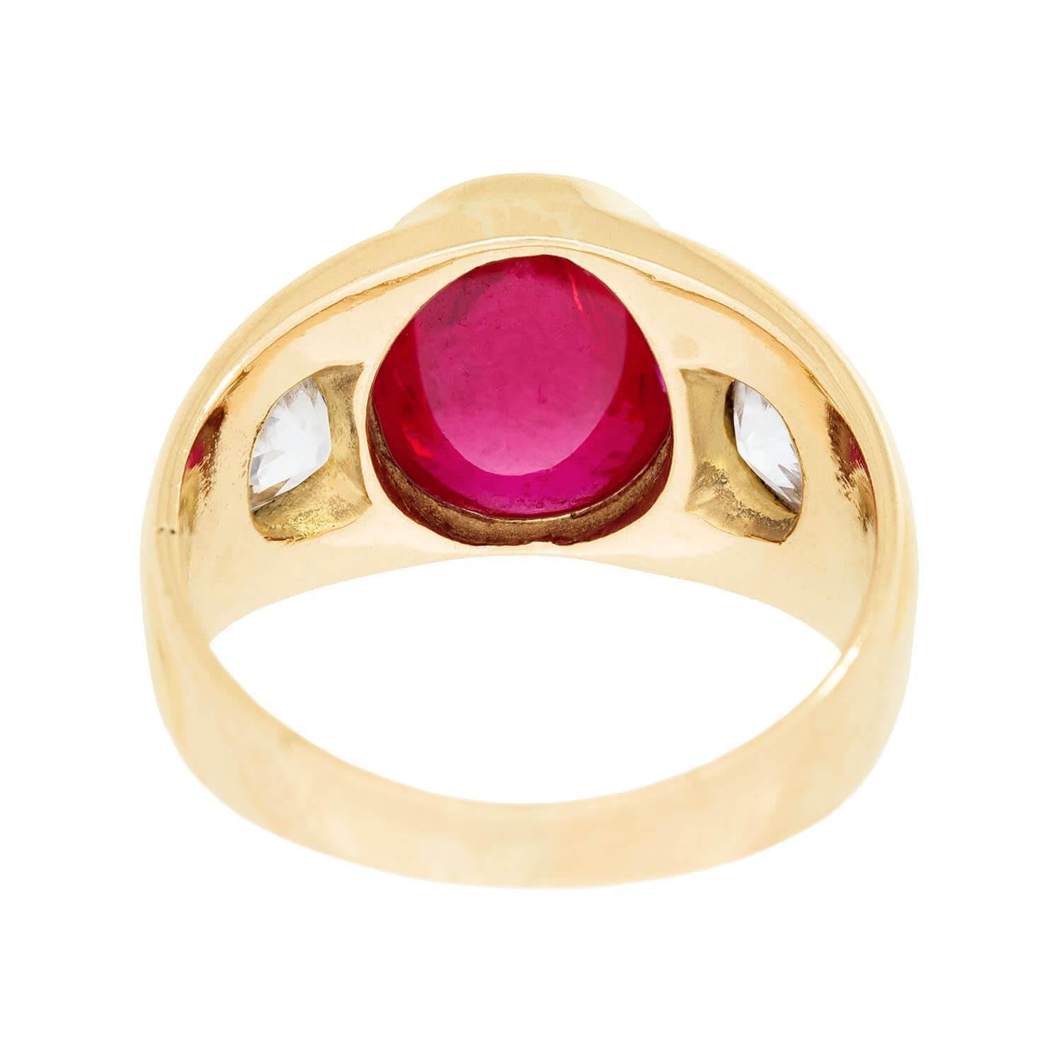 ¡Precioso anillo sinético de rubí y diamante con montura a ras de la época victoriana (hacia 1880)! Esta impresionante pieza está elaborada en oro amarillo de 18 quilates y tiene 3 preciosas piedras que descansan en monturas enrasadas