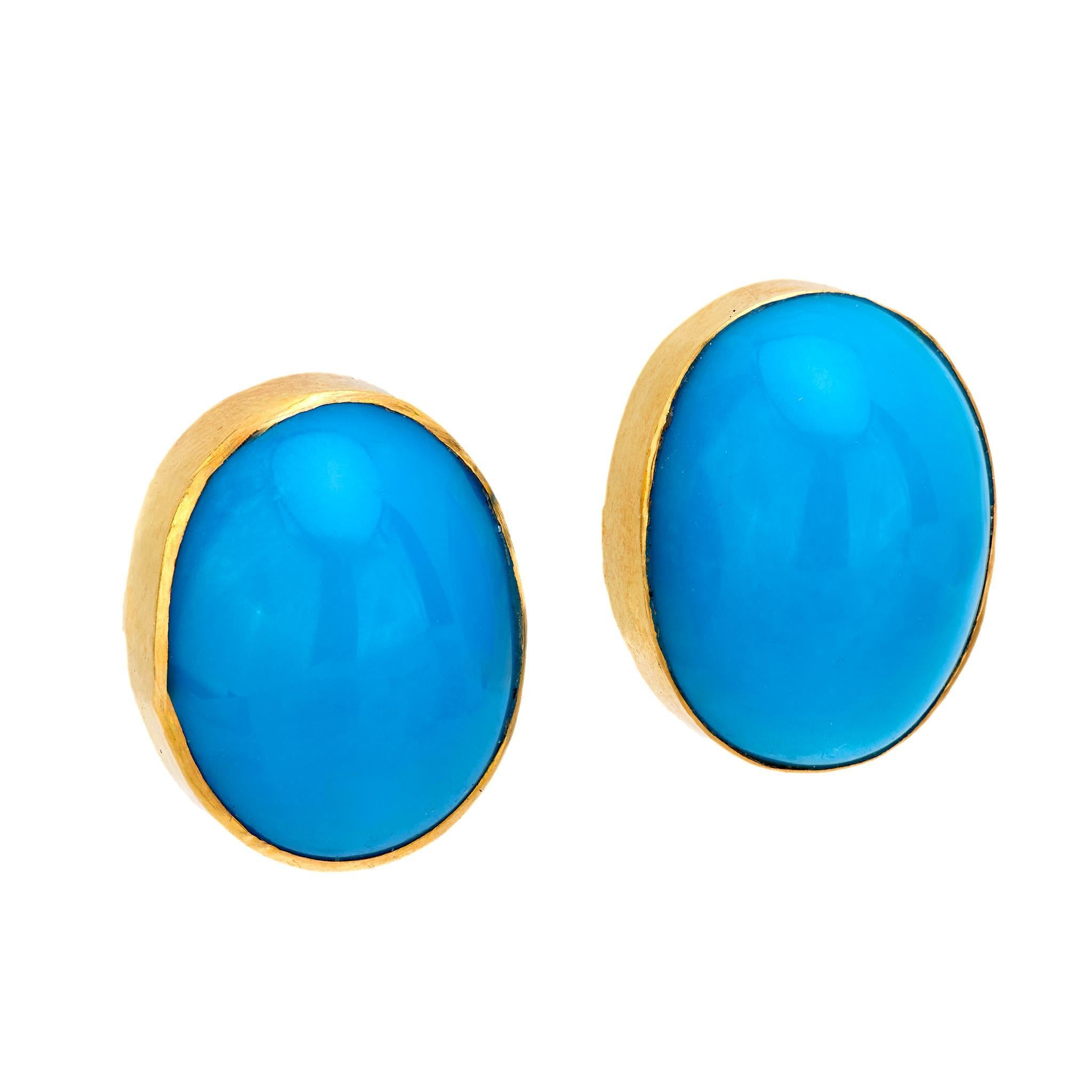 Un bel paio di orecchini in turchese di epoca vittoriana (ca. 1880)! Realizzato in oro giallo vibrante 18 carati, ogni orecchino presenta un turchese persiano cabochon incastonato. I cabochon di forma ovale mostrano una ricca tonalità verde-blu, che