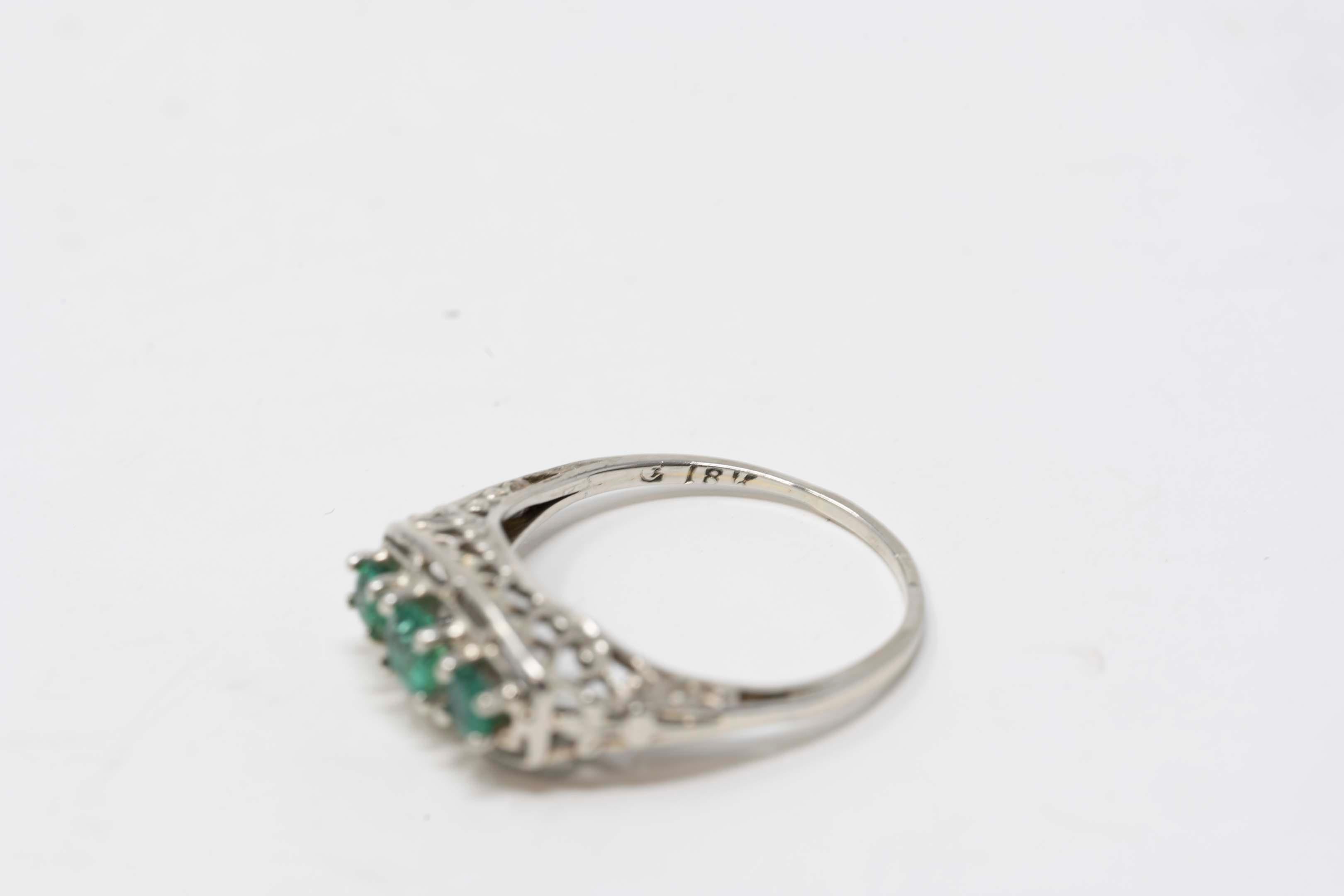 Anello vittoriano in oro bianco 18k e smeraldo In condizioni buone in vendita a Montreal, QC