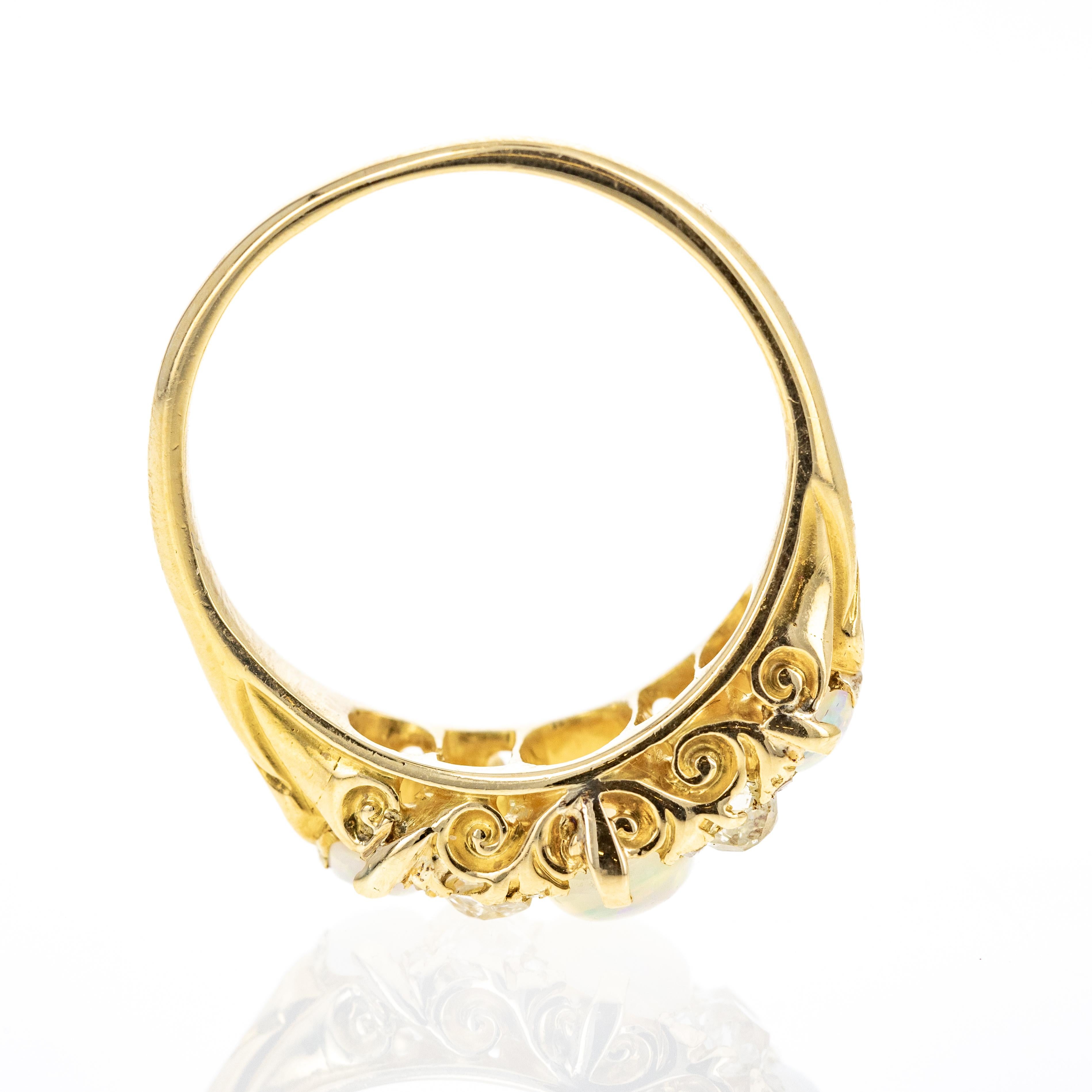Époque : Domaine victorien
Composition : Or jaune 18K
Pierre principale : Trois opales cabochons
Poids en carats : Environ 1 carat au total
Pierres d'accentuation : Quatre diamants anciens de taille européenne
Poids en carats : Environ 0,50 carats