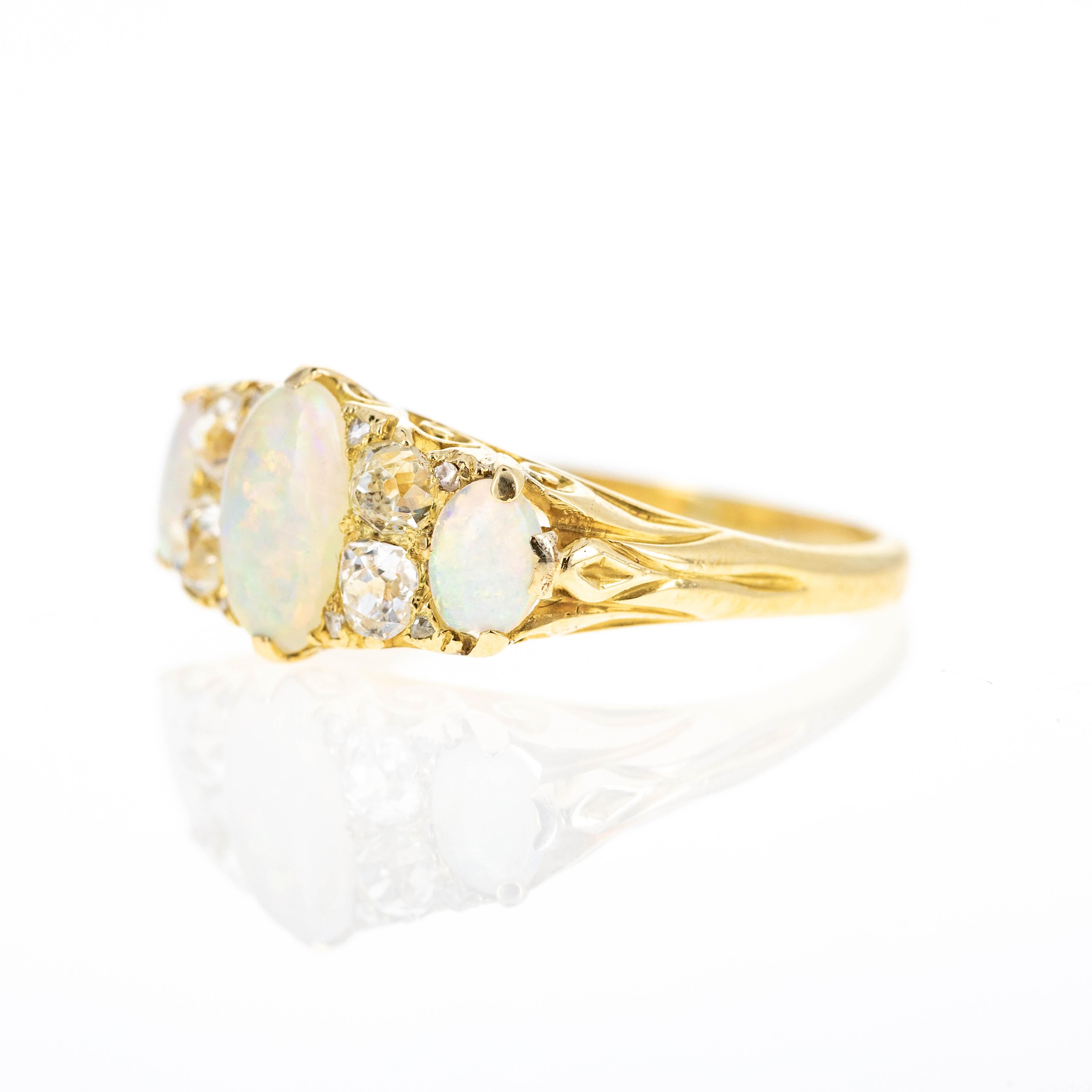 Taille vieille Europe Bague victorienne en or jaune 18 carats avec opale de 1 carat et diamants en vente