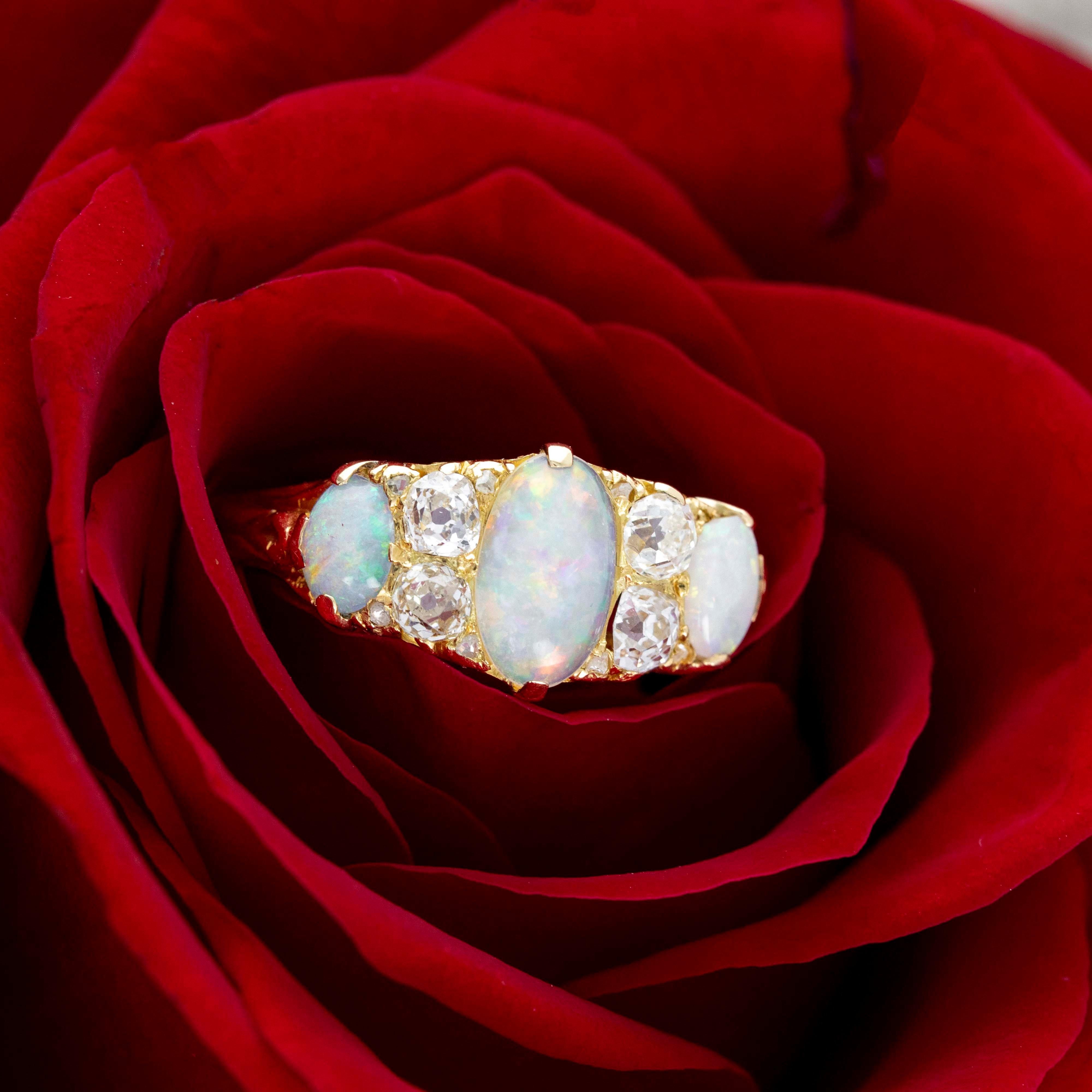 Bague victorienne en or jaune 18 carats avec opale de 1 carat et diamants Excellent état - En vente à Cape May, NJ