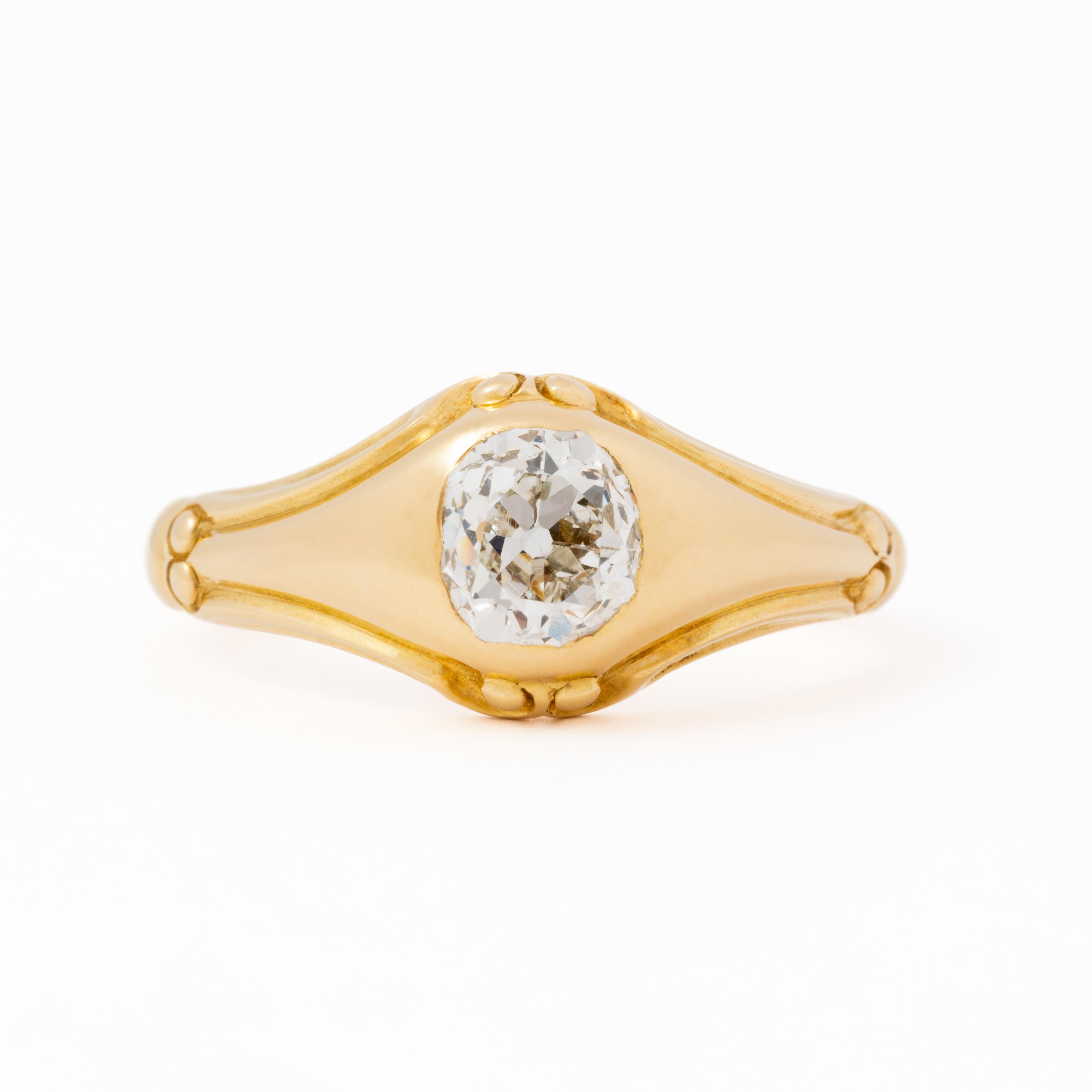 Bague gitane en or jaune 18k et diamant taille ancienne de 1,10 carat de la fin de l'époque victorienne 
c.1900
5,65 grammes
Taille 8 US

