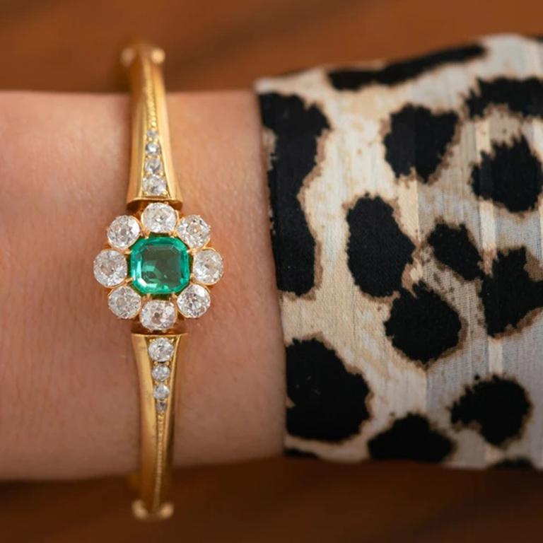 Victorian 18 Karat Gold and 2.0 Carat Emerald and 3.0 Carat Diamond Halo Bangle For Sale 3