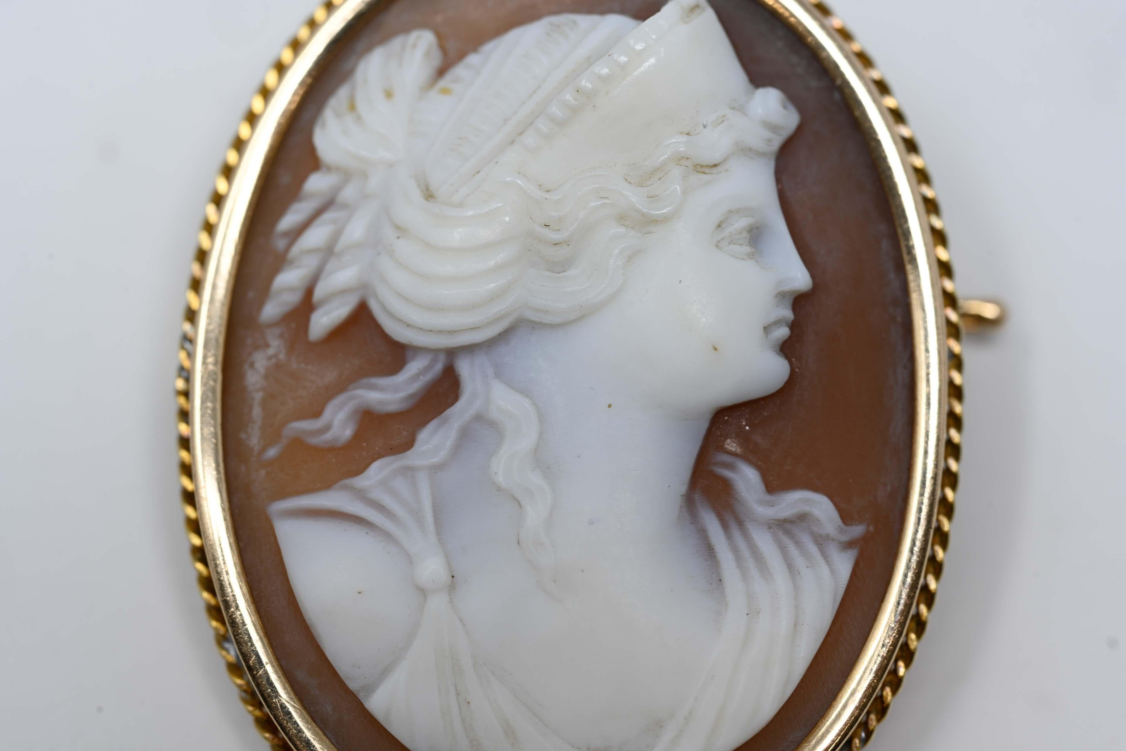 Victorian 18k yellow gold cameo shell carving brooch featuring a portrait of a lady, early 1900. Not marked but acid tested. Made in Italy, measures 36.5 mm x 28mm, in good condition and weighs 8.5 grams.